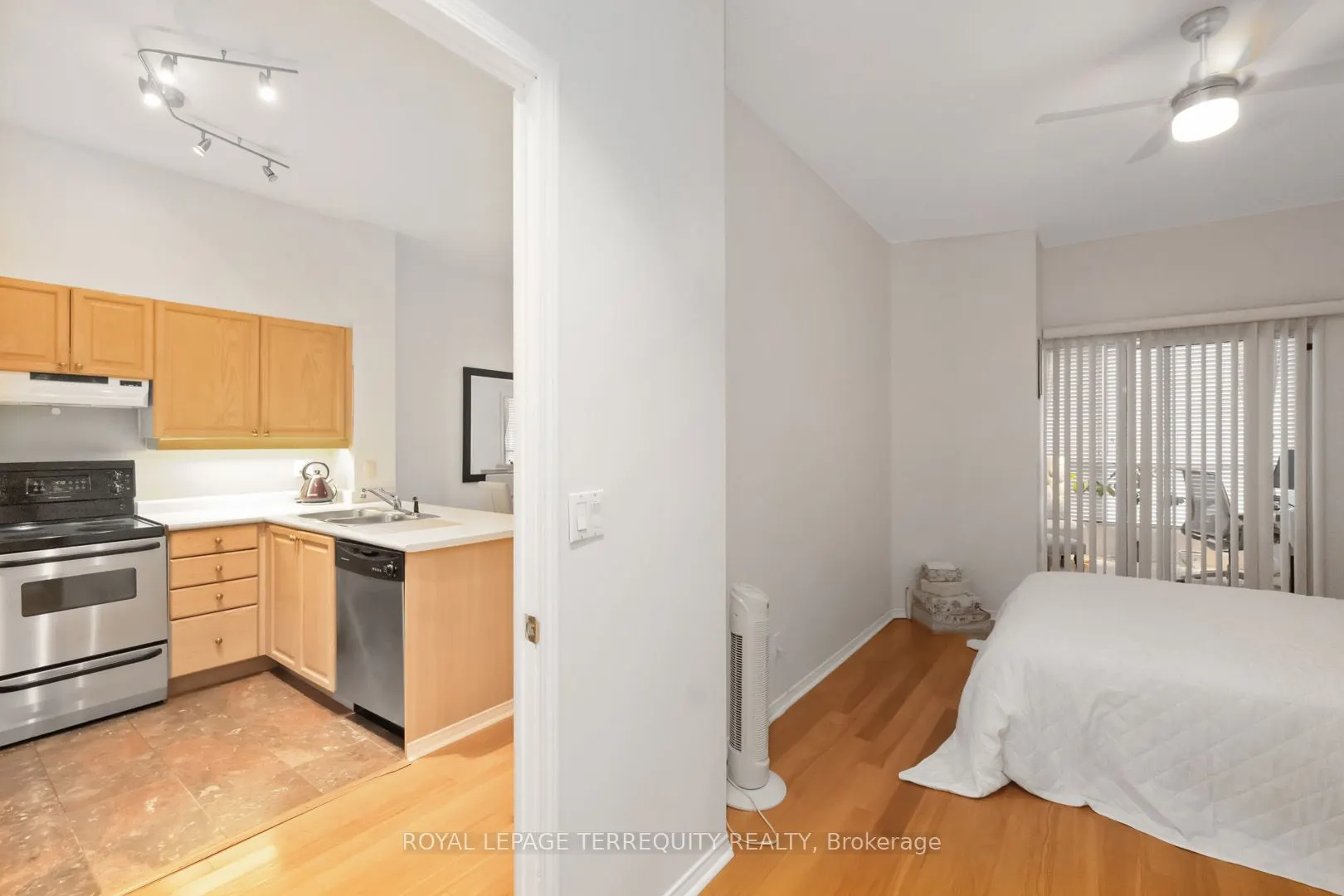 7 King Street E, #2215