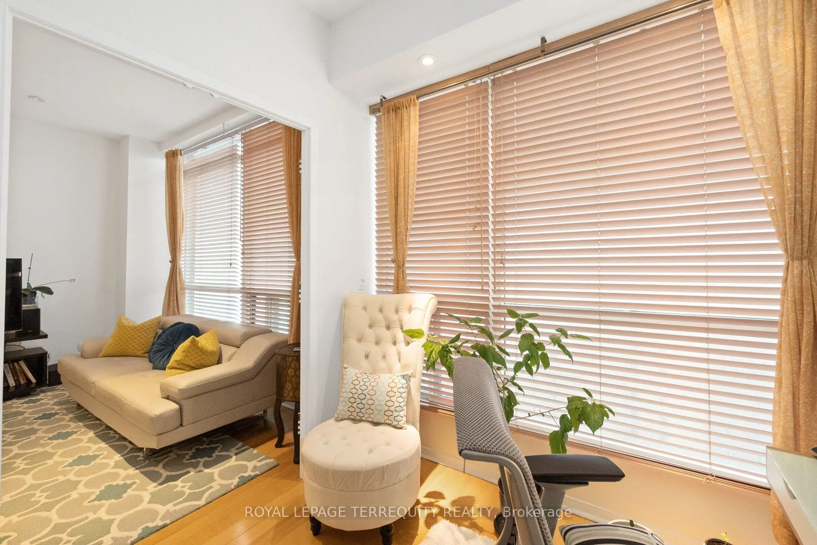 7 King Street E, #2215