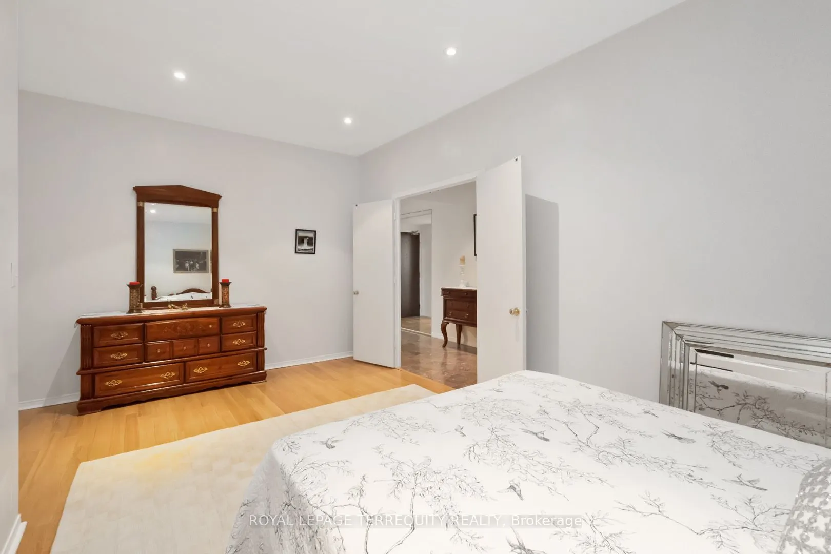 7 King Street E, #2215