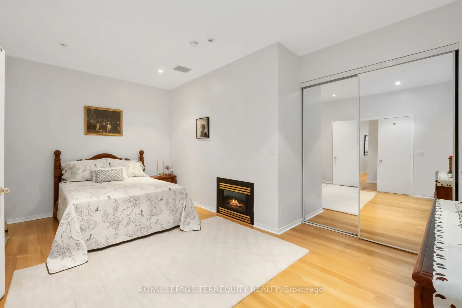 7 King Street E, #2215