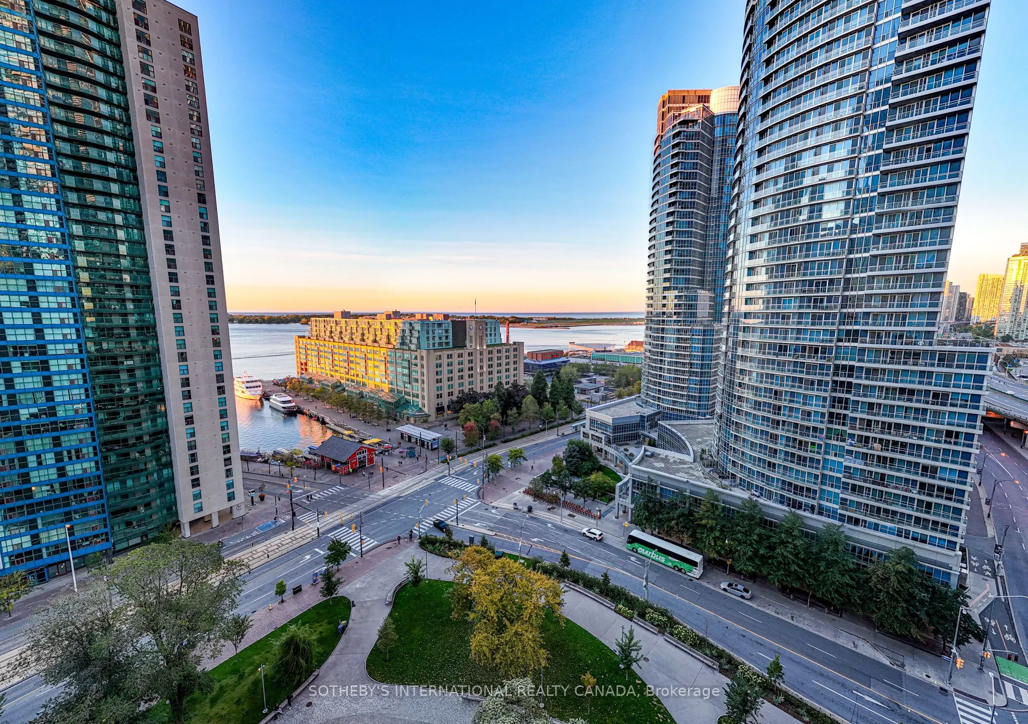 218 Queens Quay, #2202