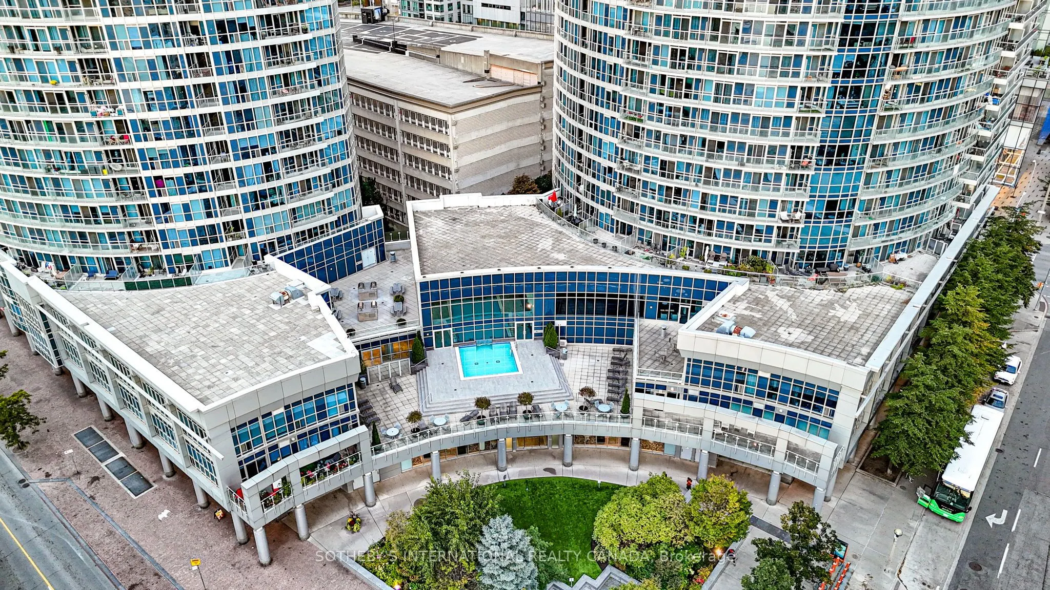 218 Queens Quay, #2202