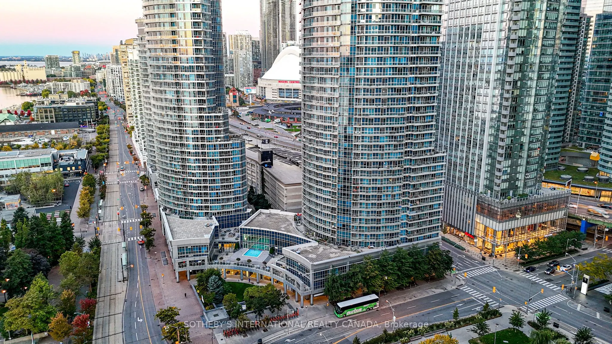 218 Queens Quay, #2202
