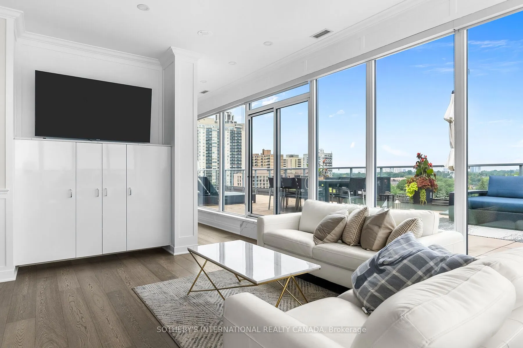 6 Parkwood Avenue, #901