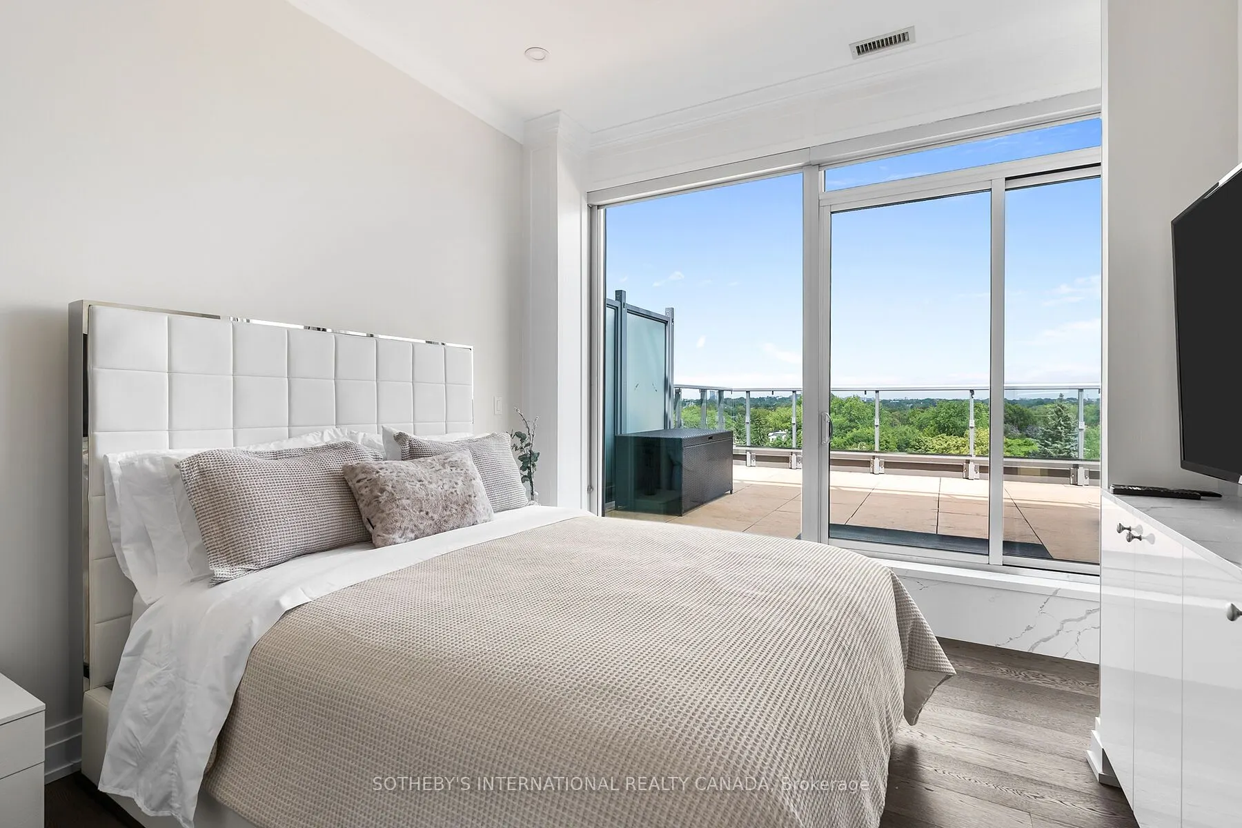 6 Parkwood Avenue, #901
