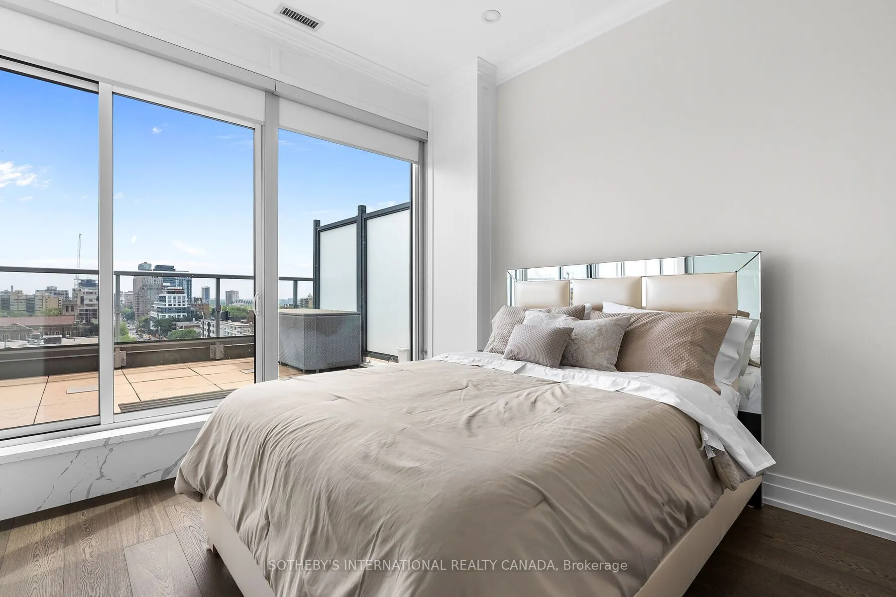6 Parkwood Avenue, #901