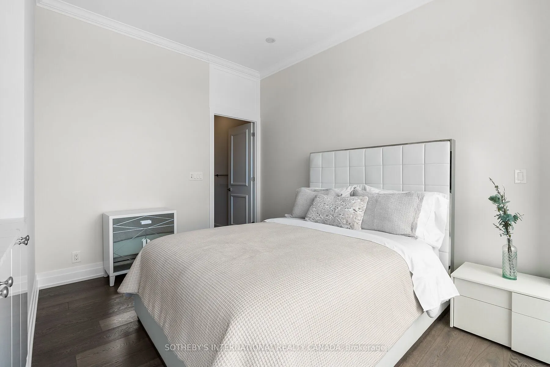 6 Parkwood Avenue, #901