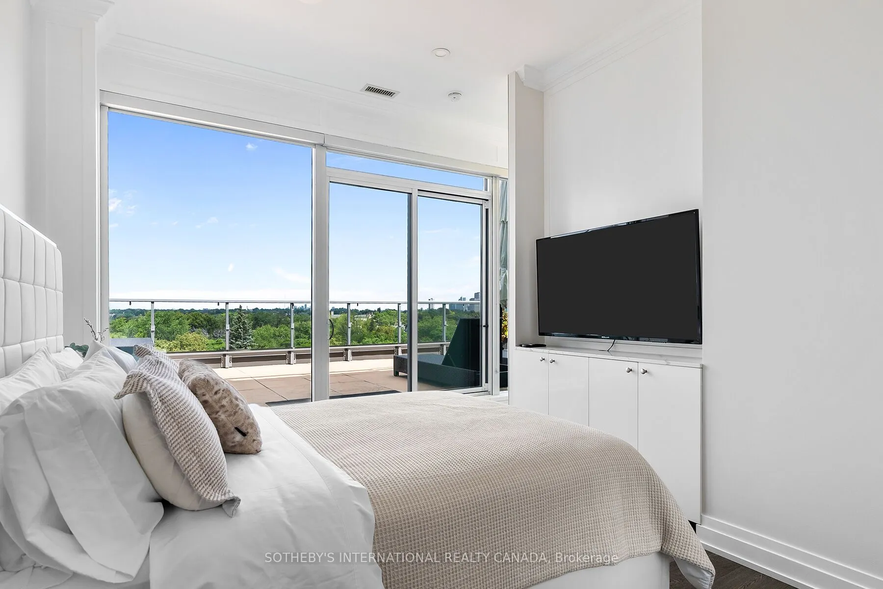 6 Parkwood Avenue, #901