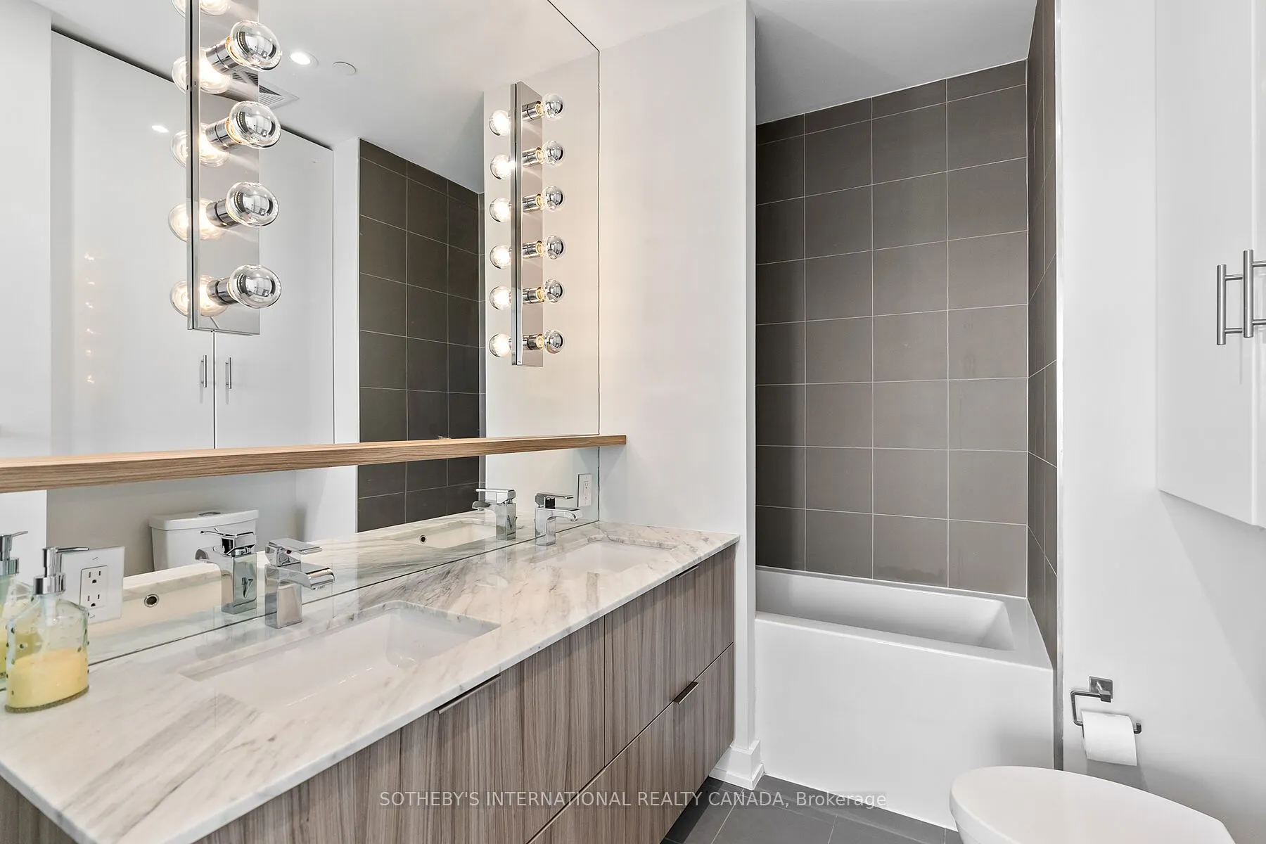 6 Parkwood Avenue, #901
