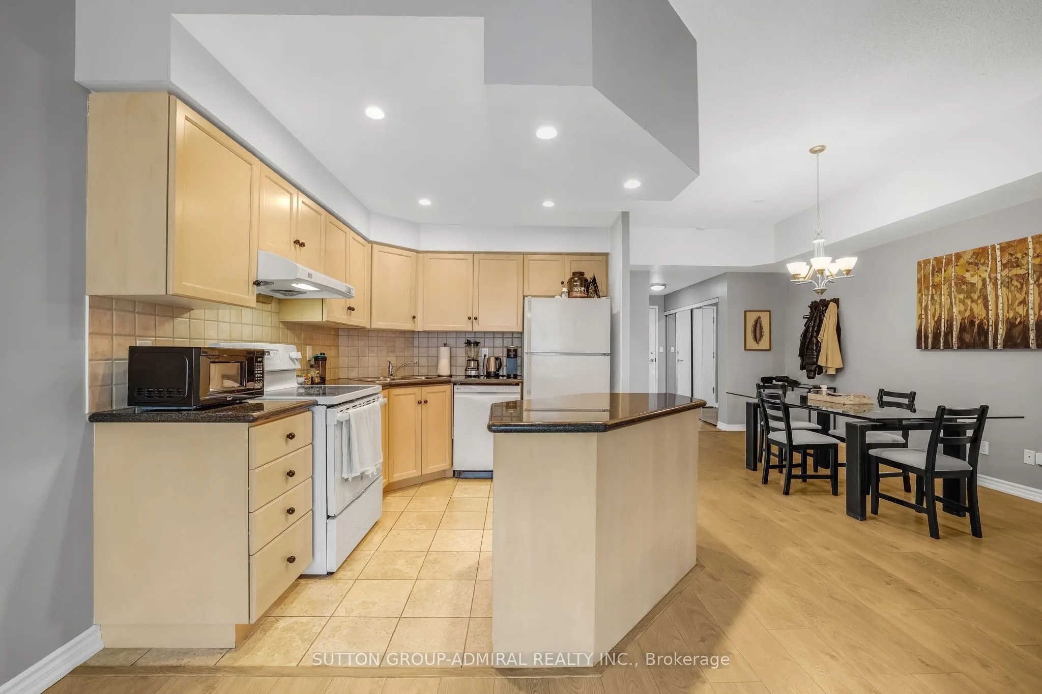 168 Simcoe Street, #812