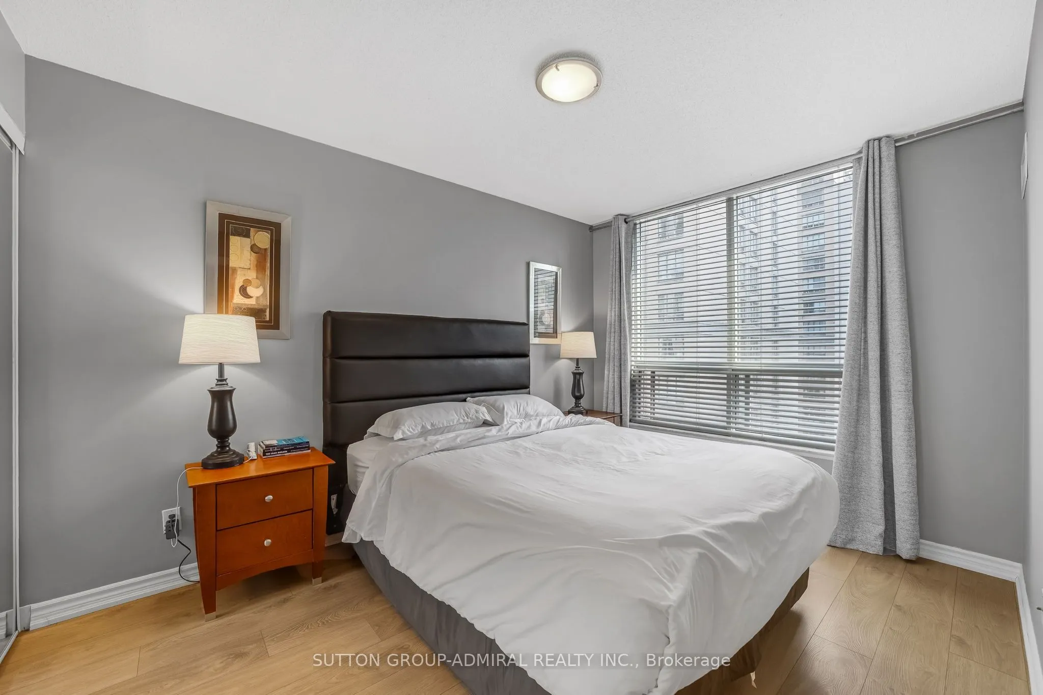 168 Simcoe Street, #812