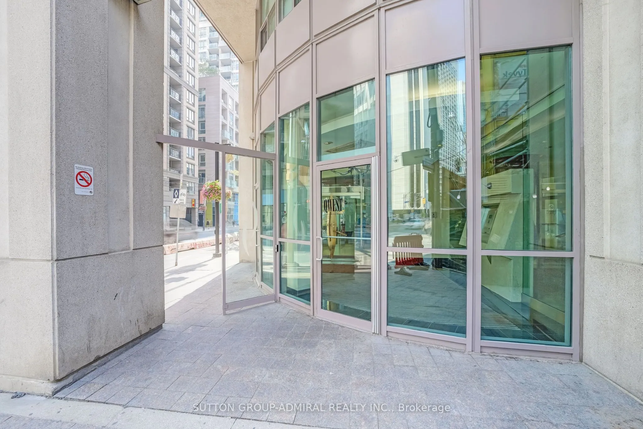 168 Simcoe Street, #812
