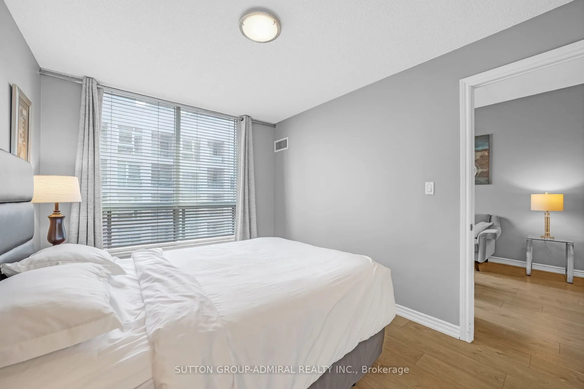 168 Simcoe Street, #812