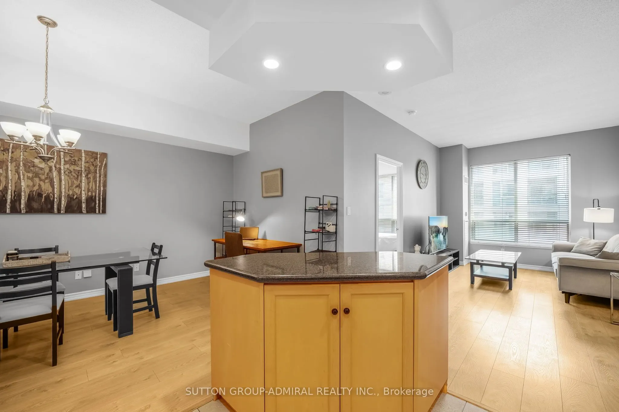 168 Simcoe Street, #812