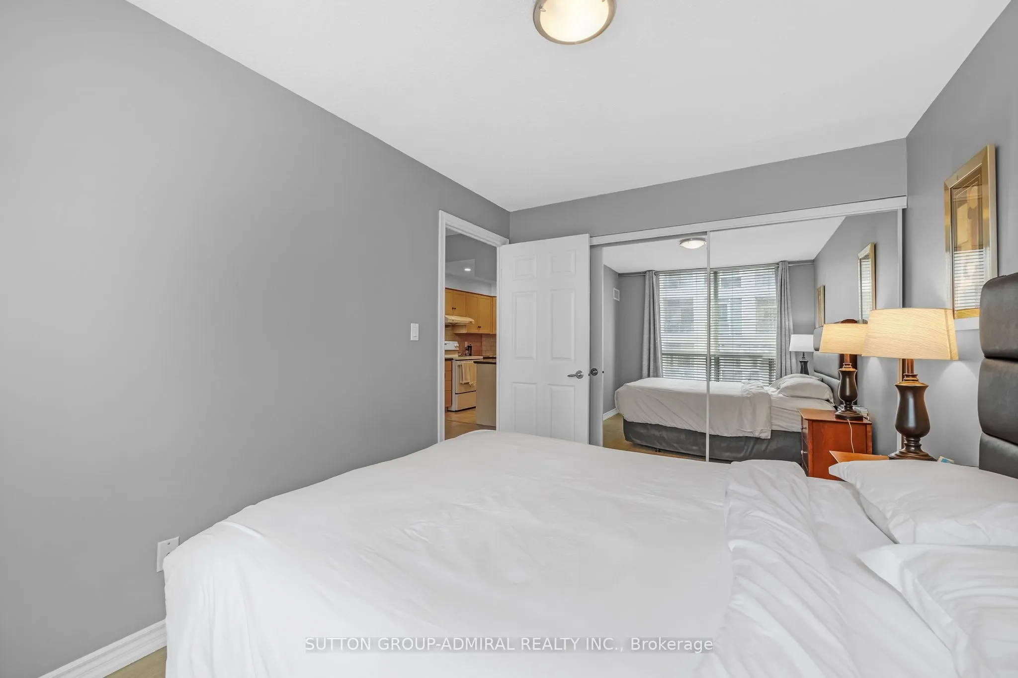 168 Simcoe Street, #812