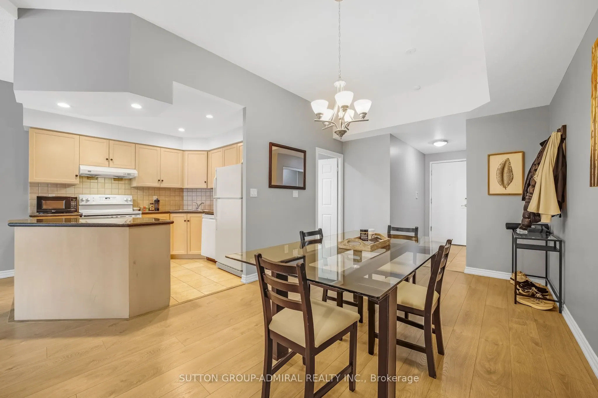 168 Simcoe Street, #812