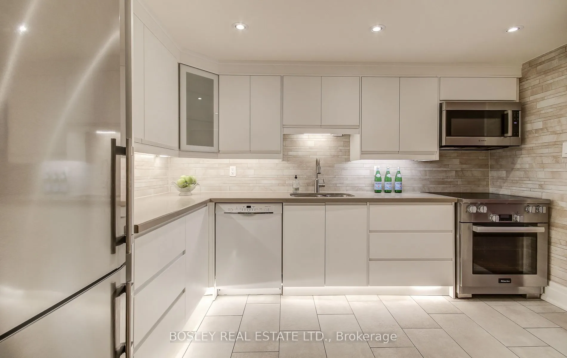 62 Wellesley Street W, #702