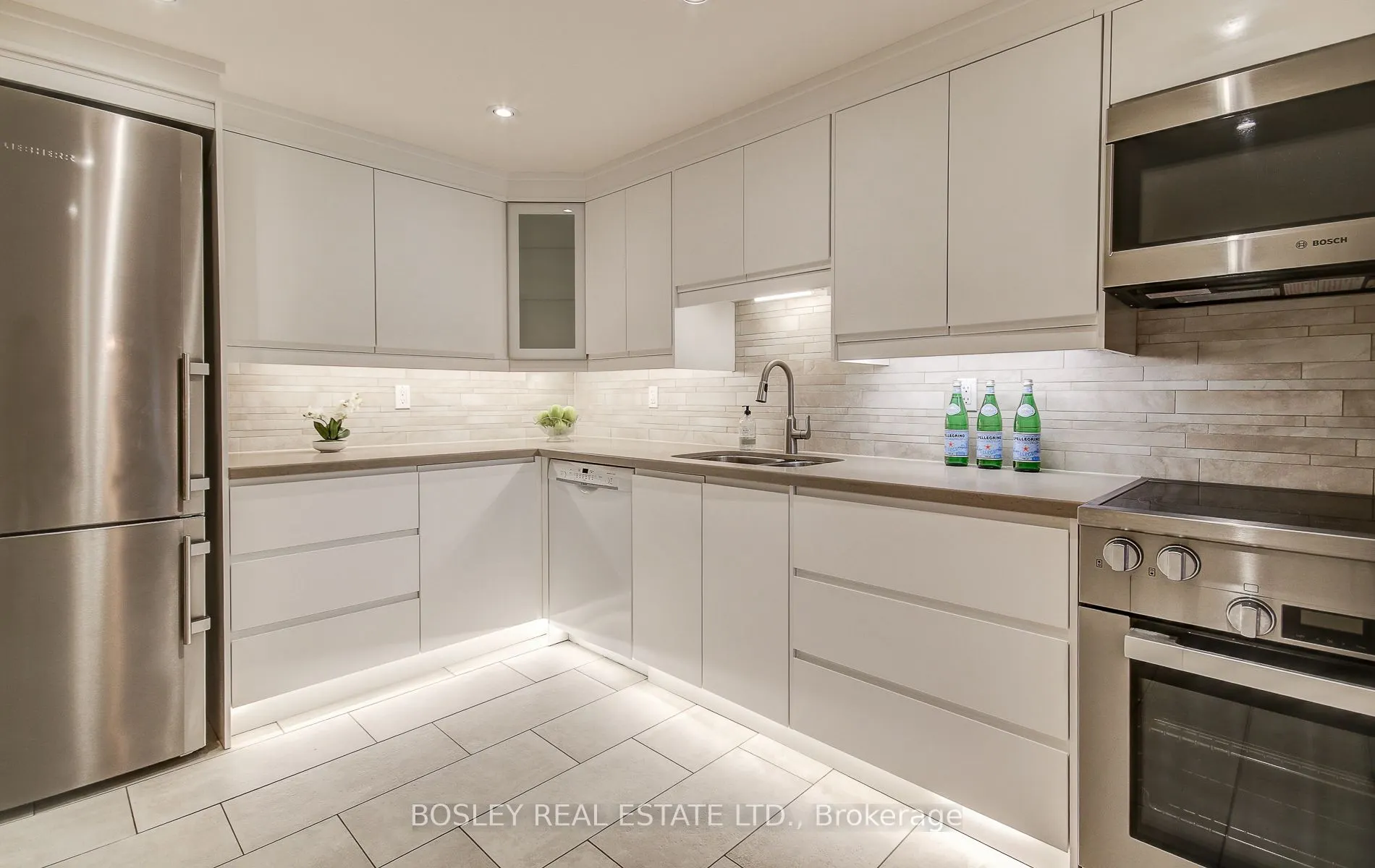 62 Wellesley Street W, #702