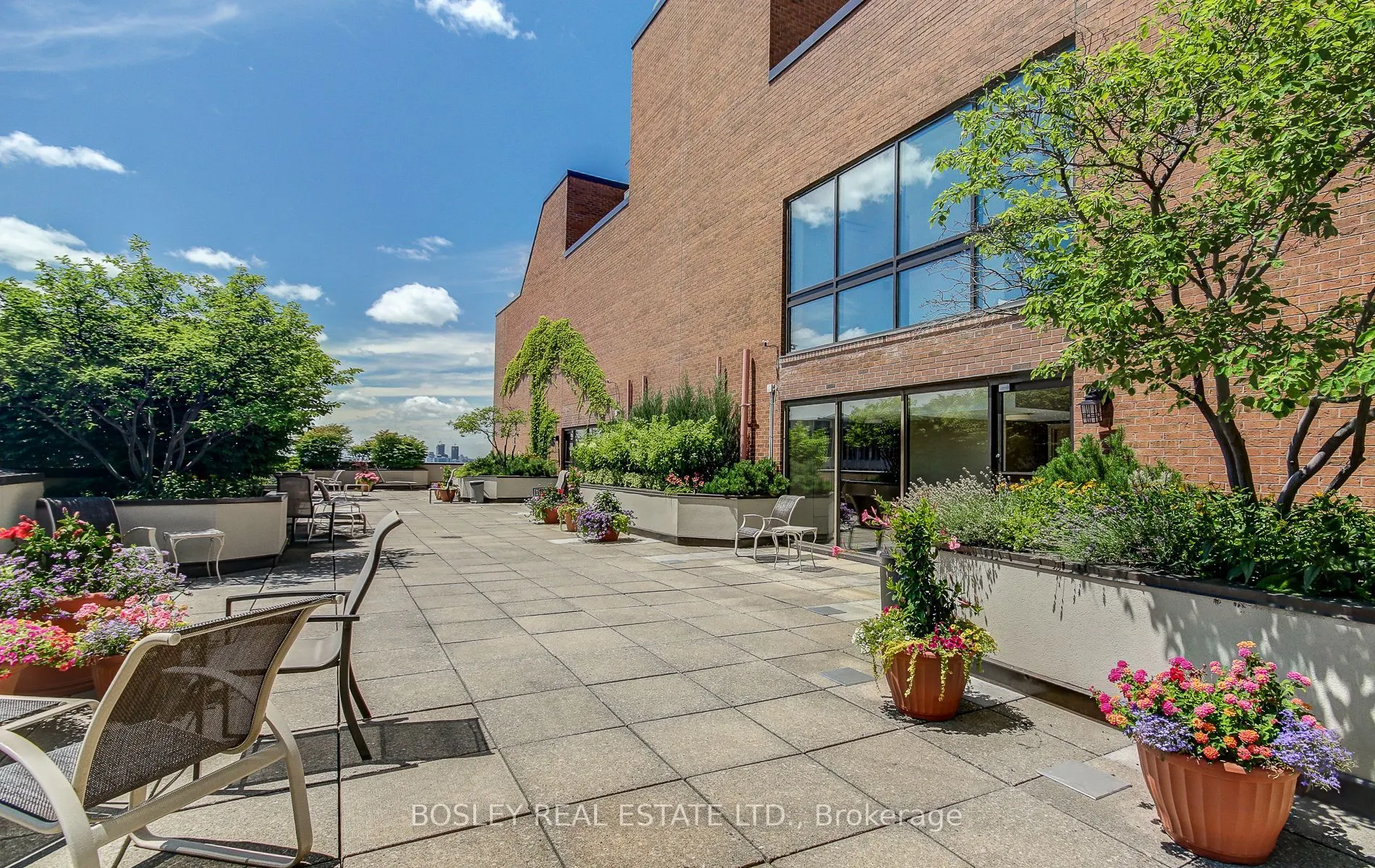 62 Wellesley Street W, #702