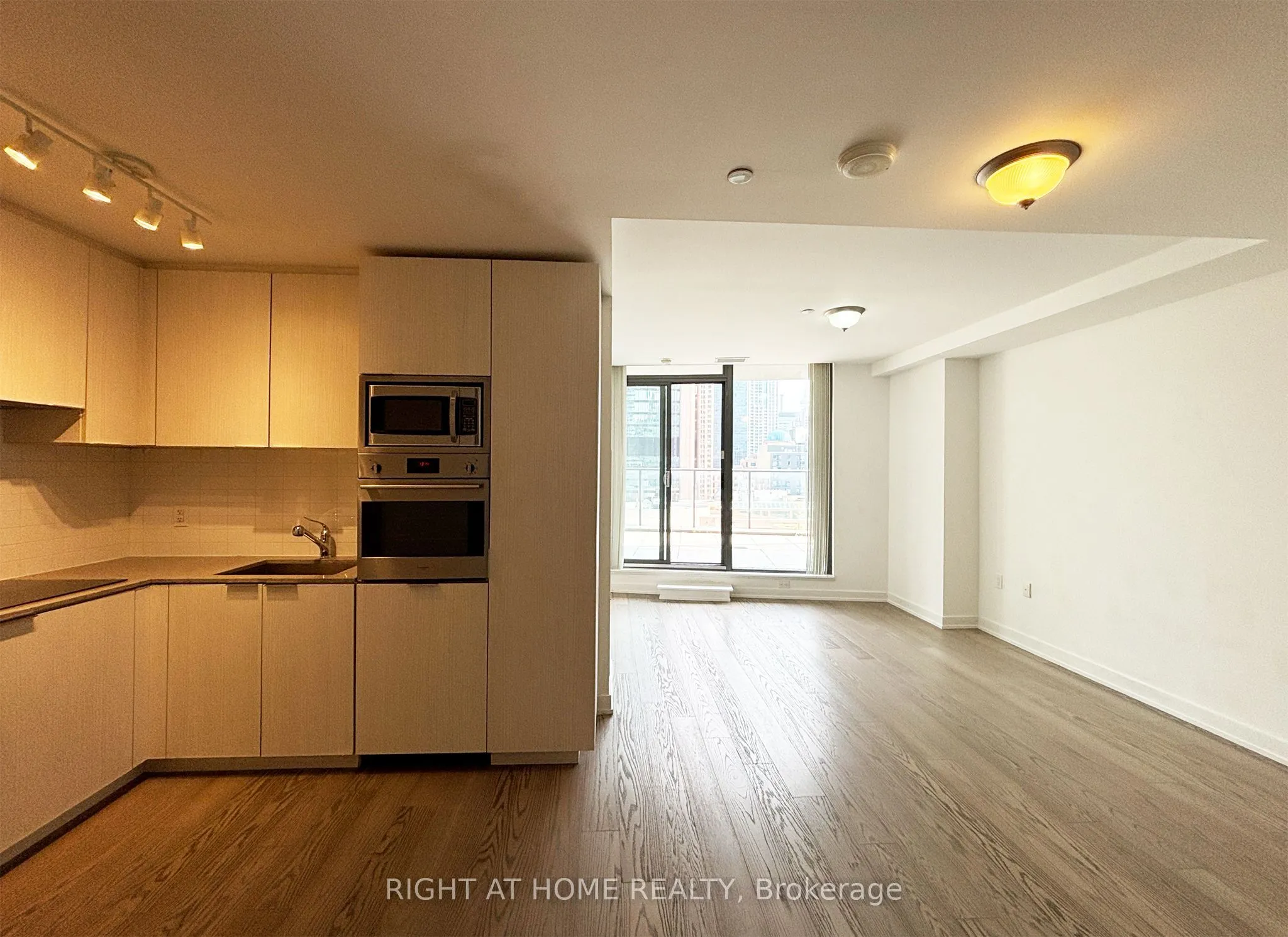 11 Wellesley Street W, #606