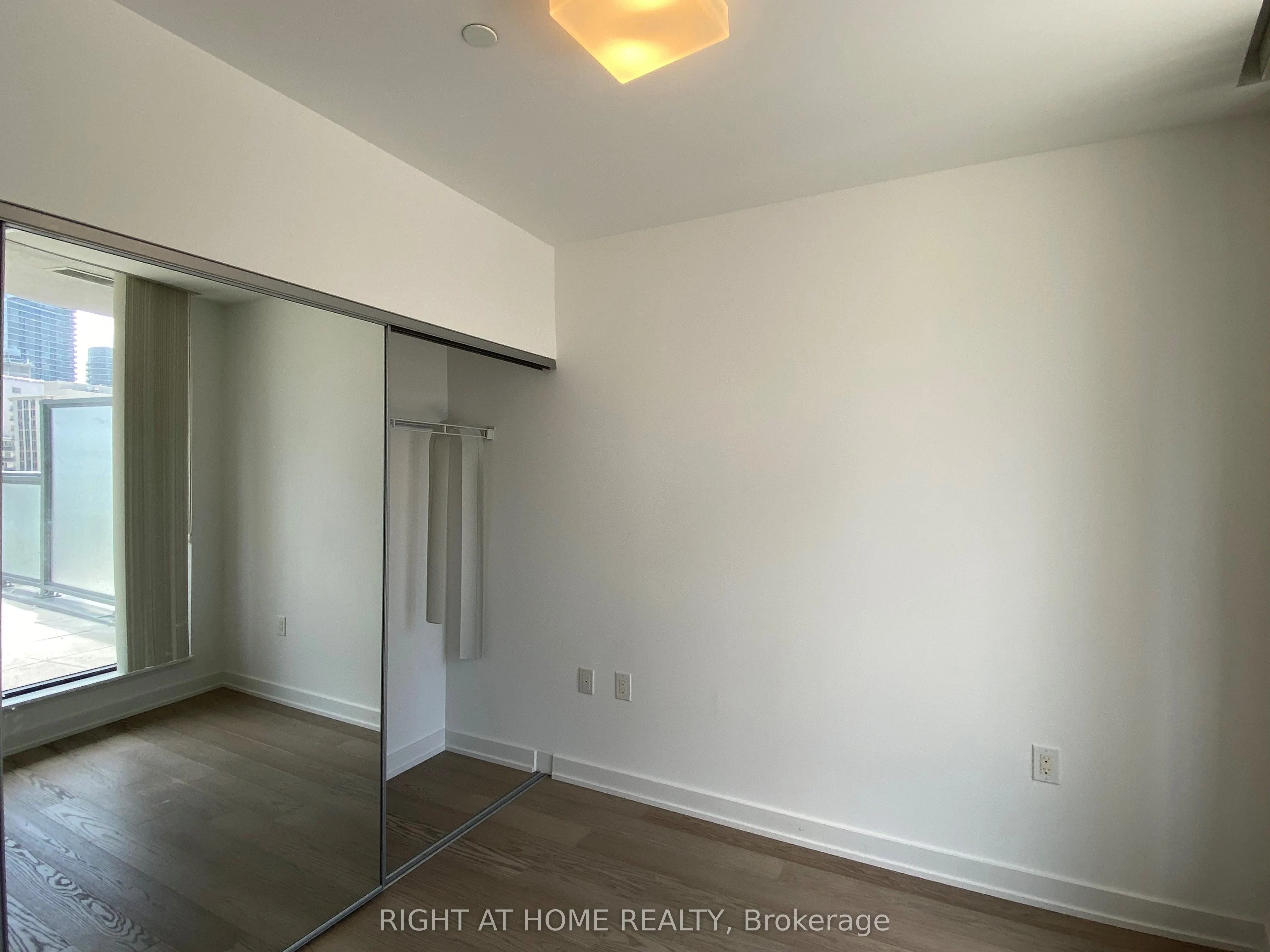 11 Wellesley Street W, #606