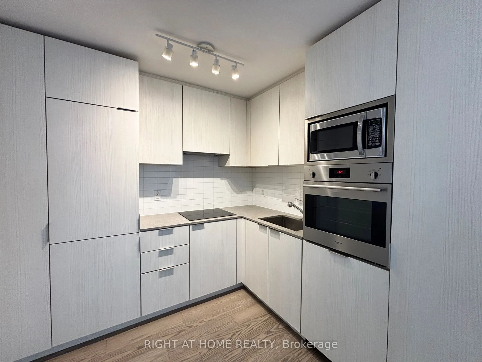 11 Wellesley Street W, #606