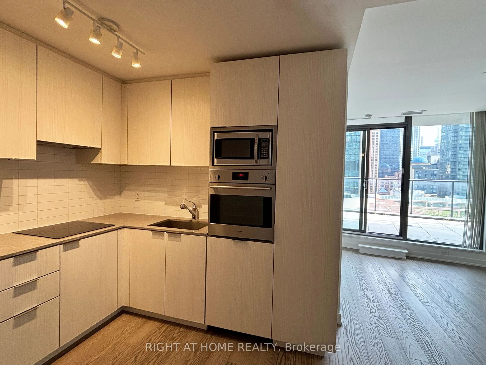 11 Wellesley Street W, #606