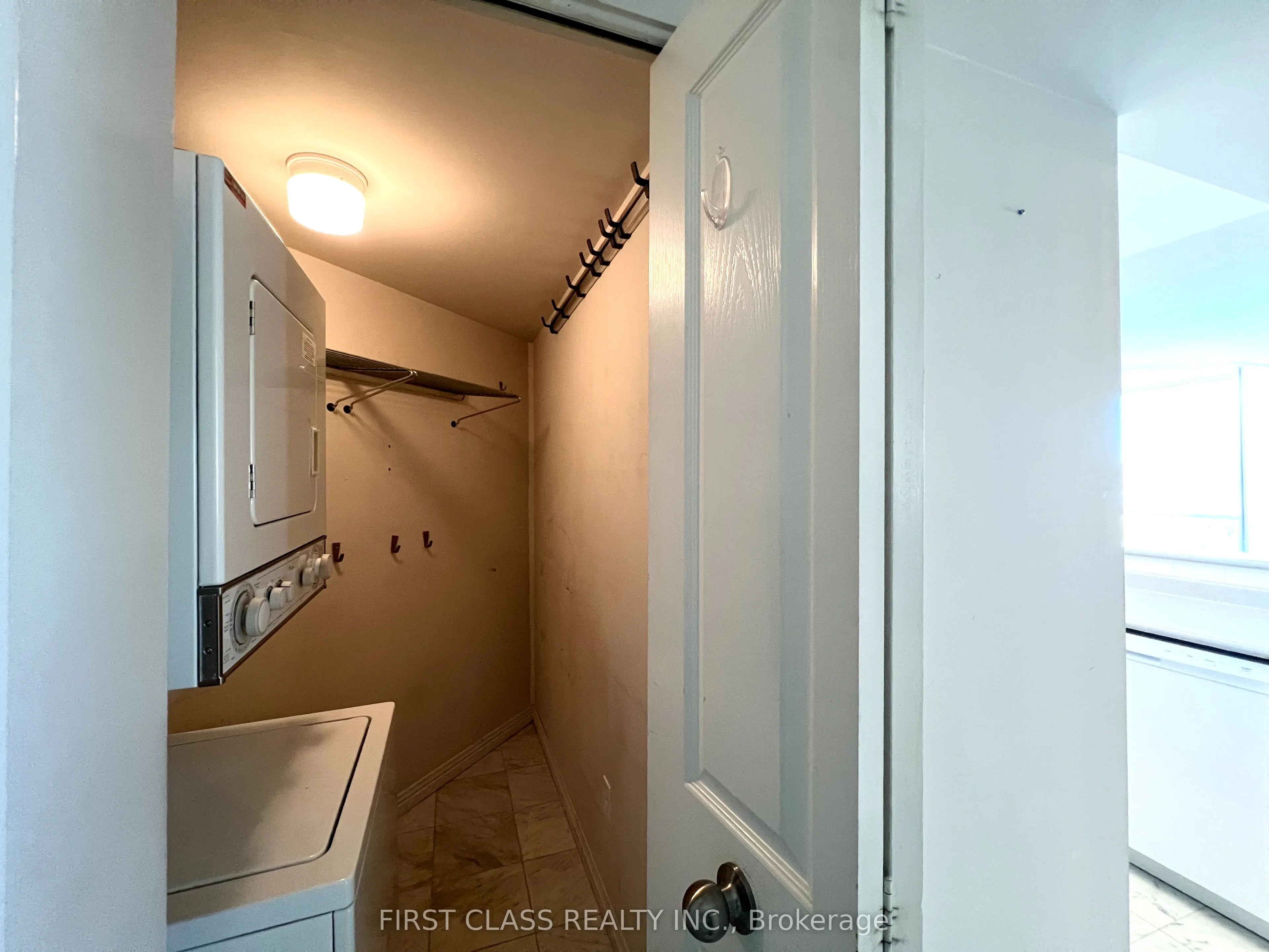 942 Yonge Street, #1010