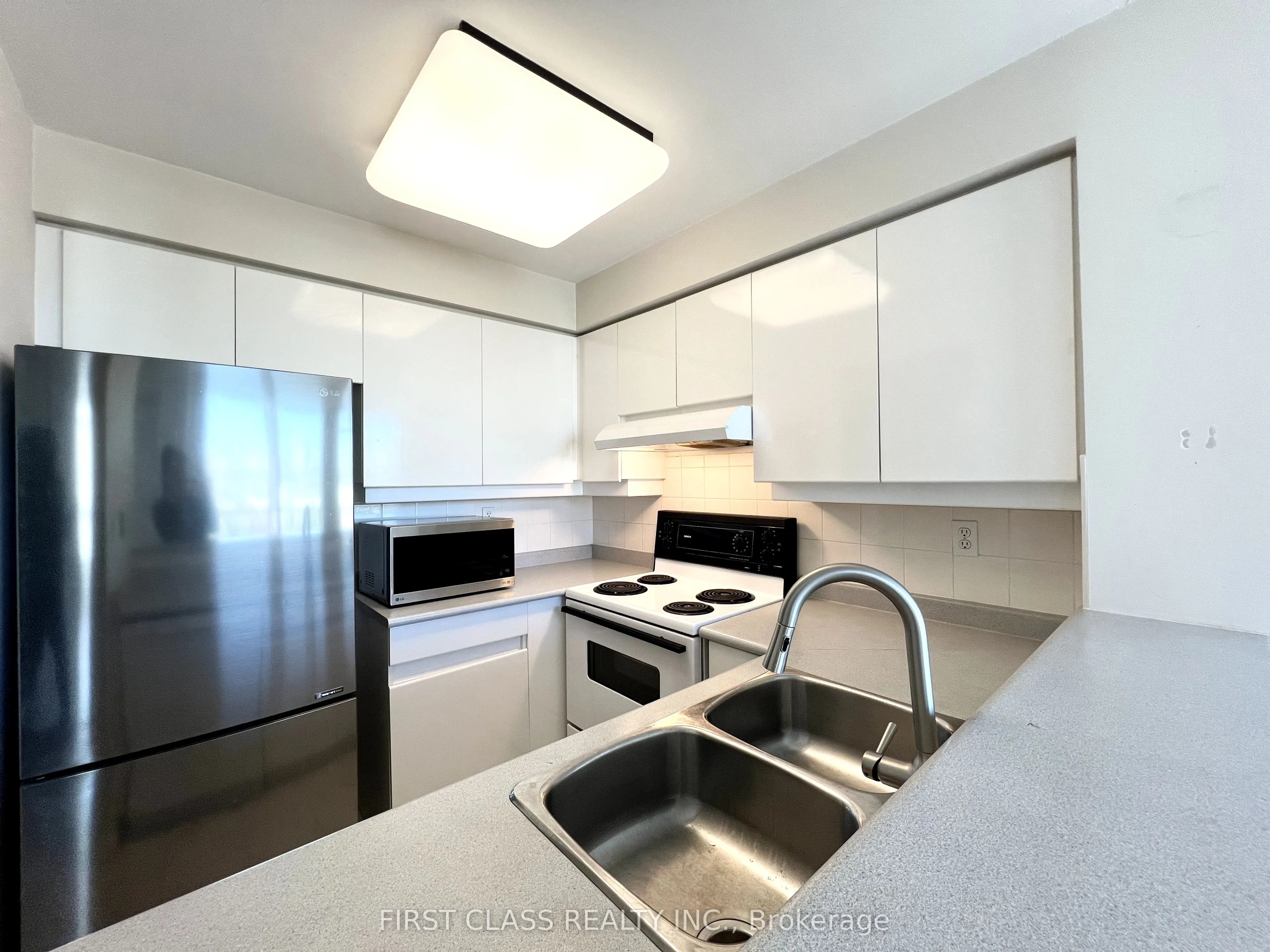 942 Yonge Street, #1010