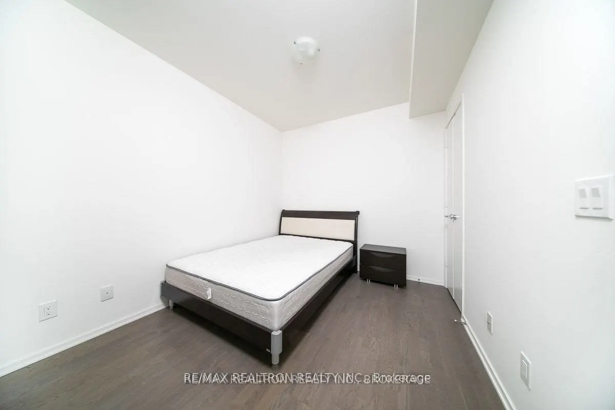 1 Bloor Street E, #4202