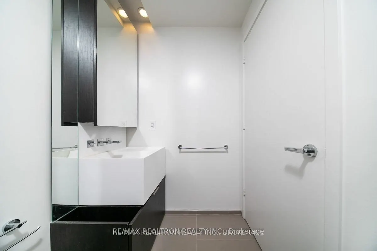 1 Bloor Street E, #4202