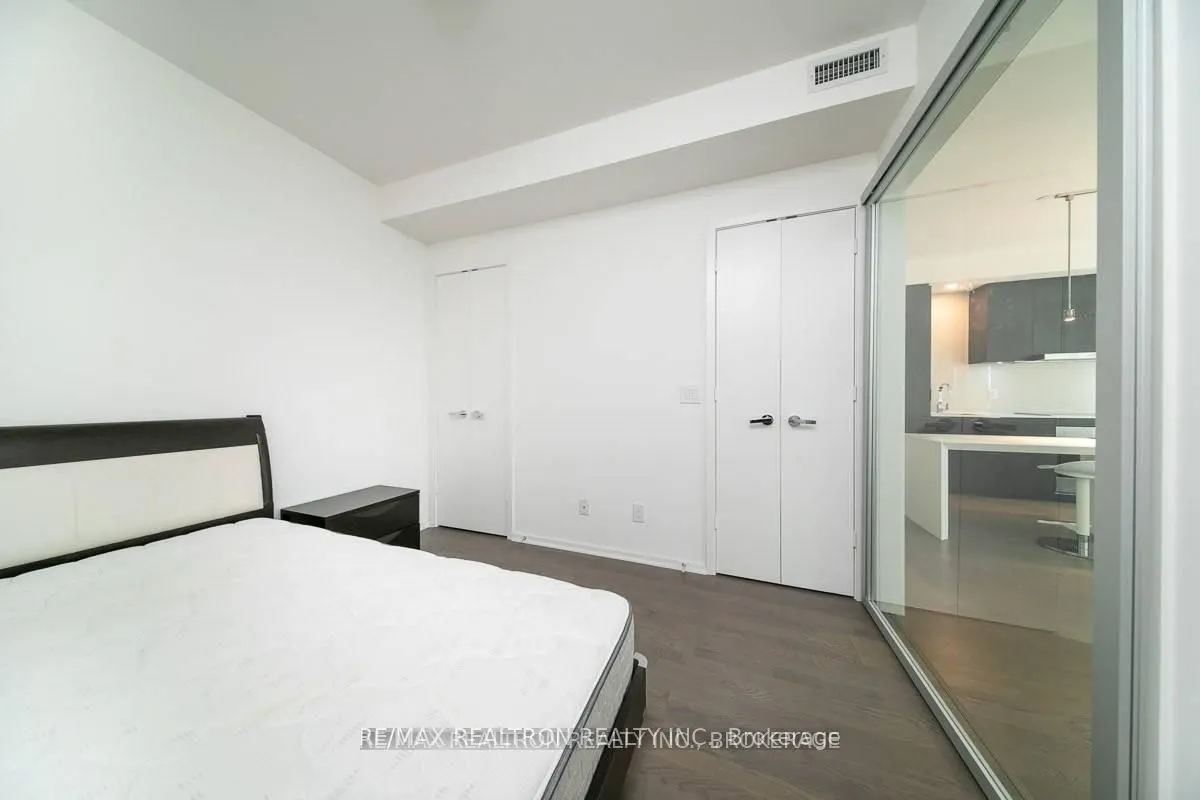 1 Bloor Street E, #4202