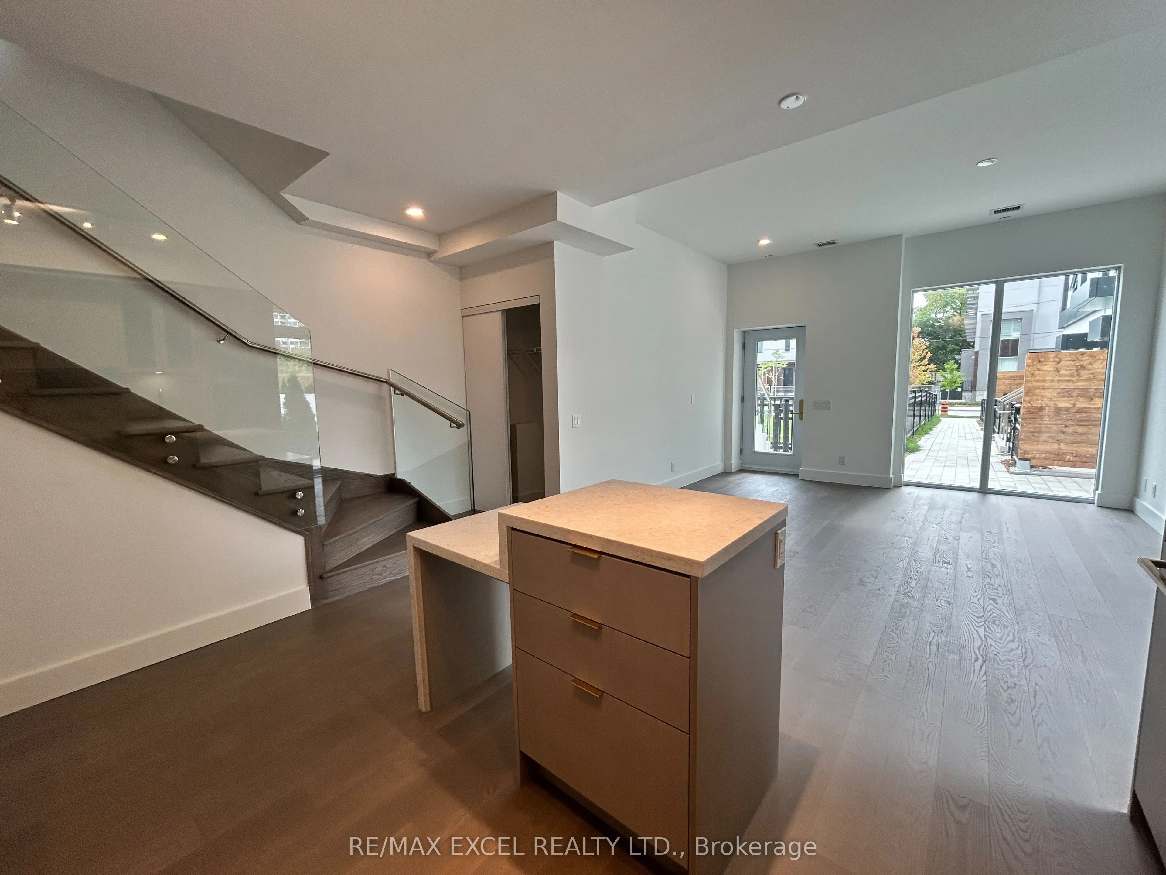 16 Greenbriar Road, #TH 4