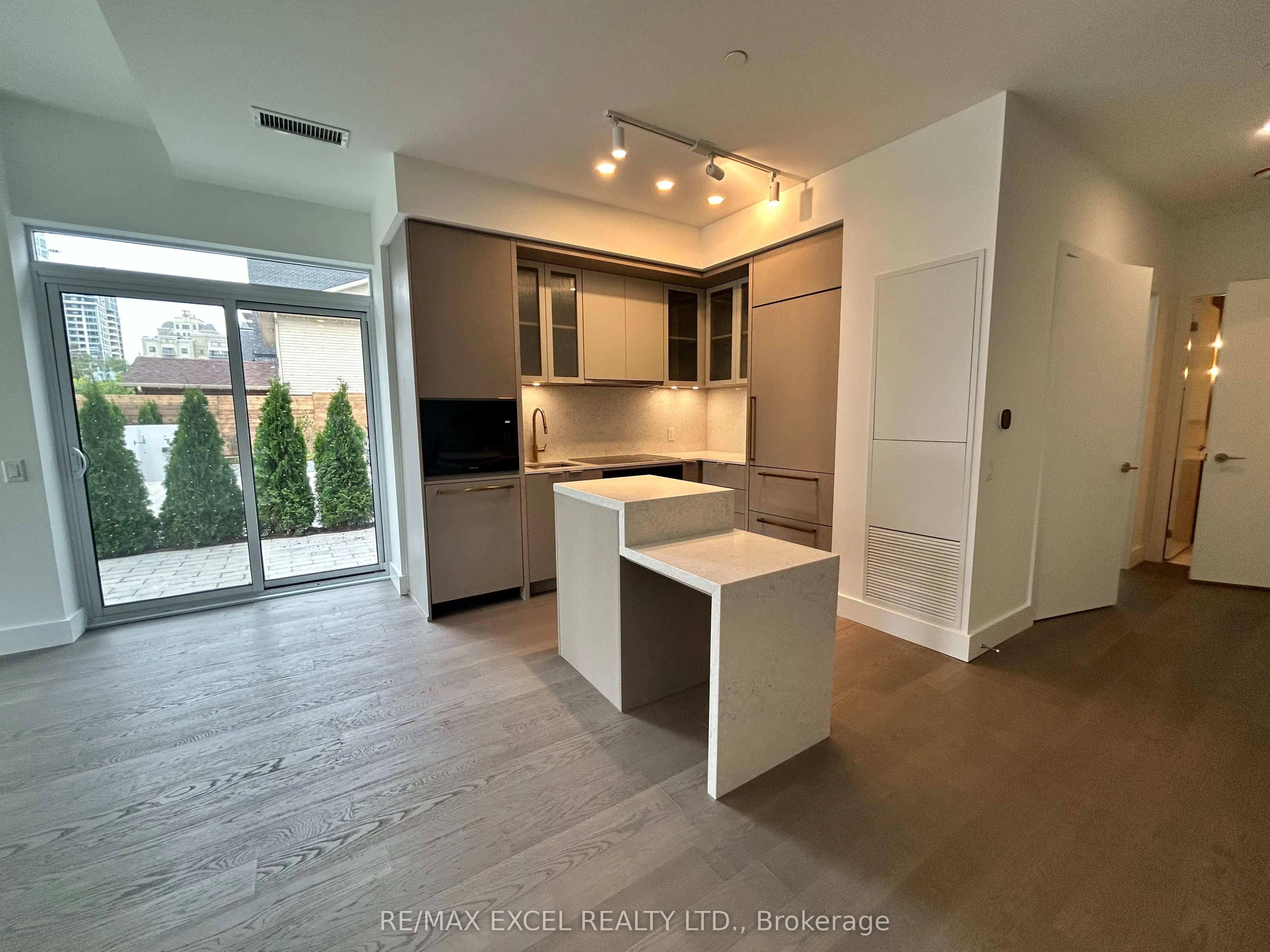 16 Greenbriar Road, #TH 4