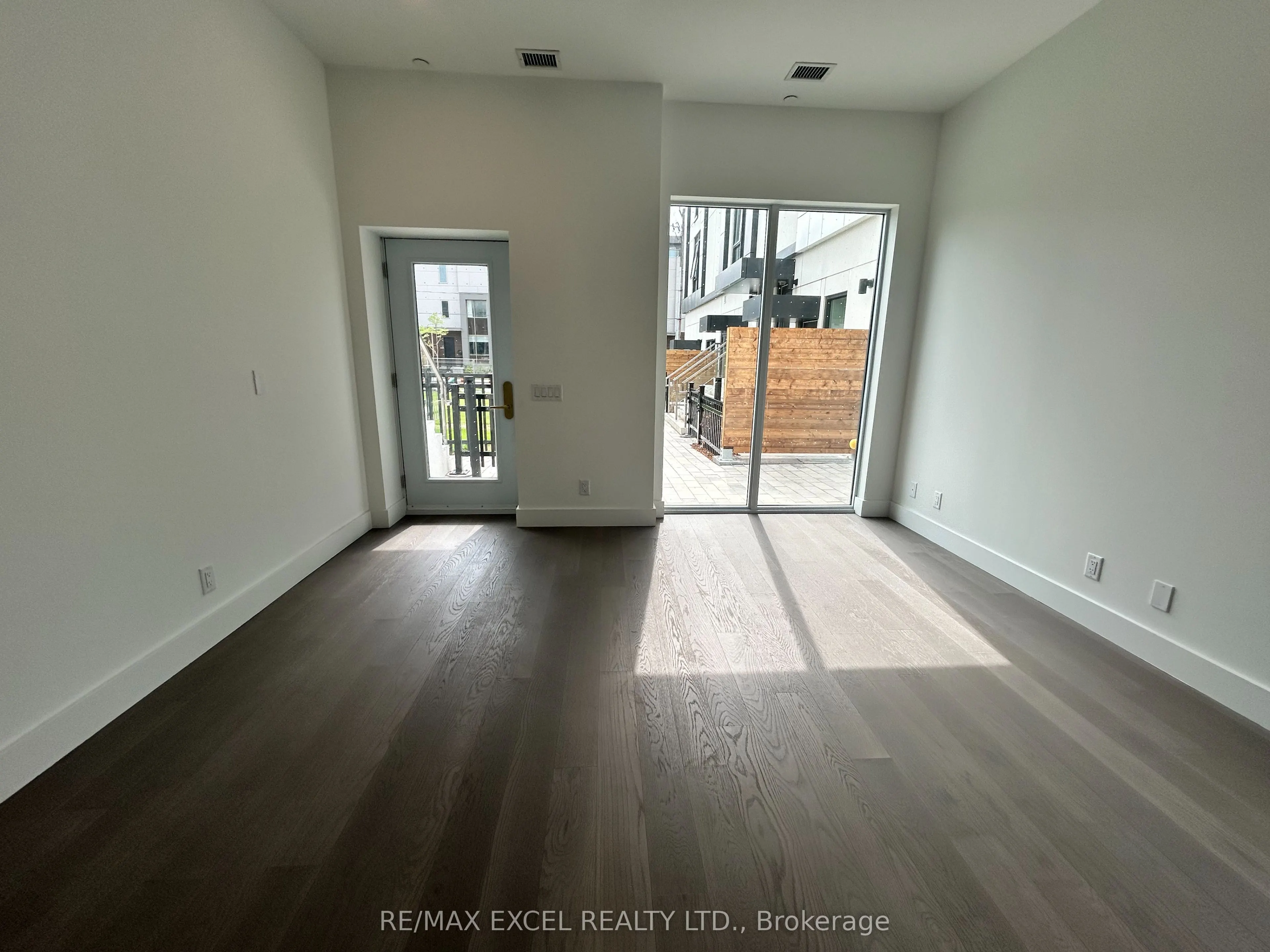 16 Greenbriar Road, #TH 4
