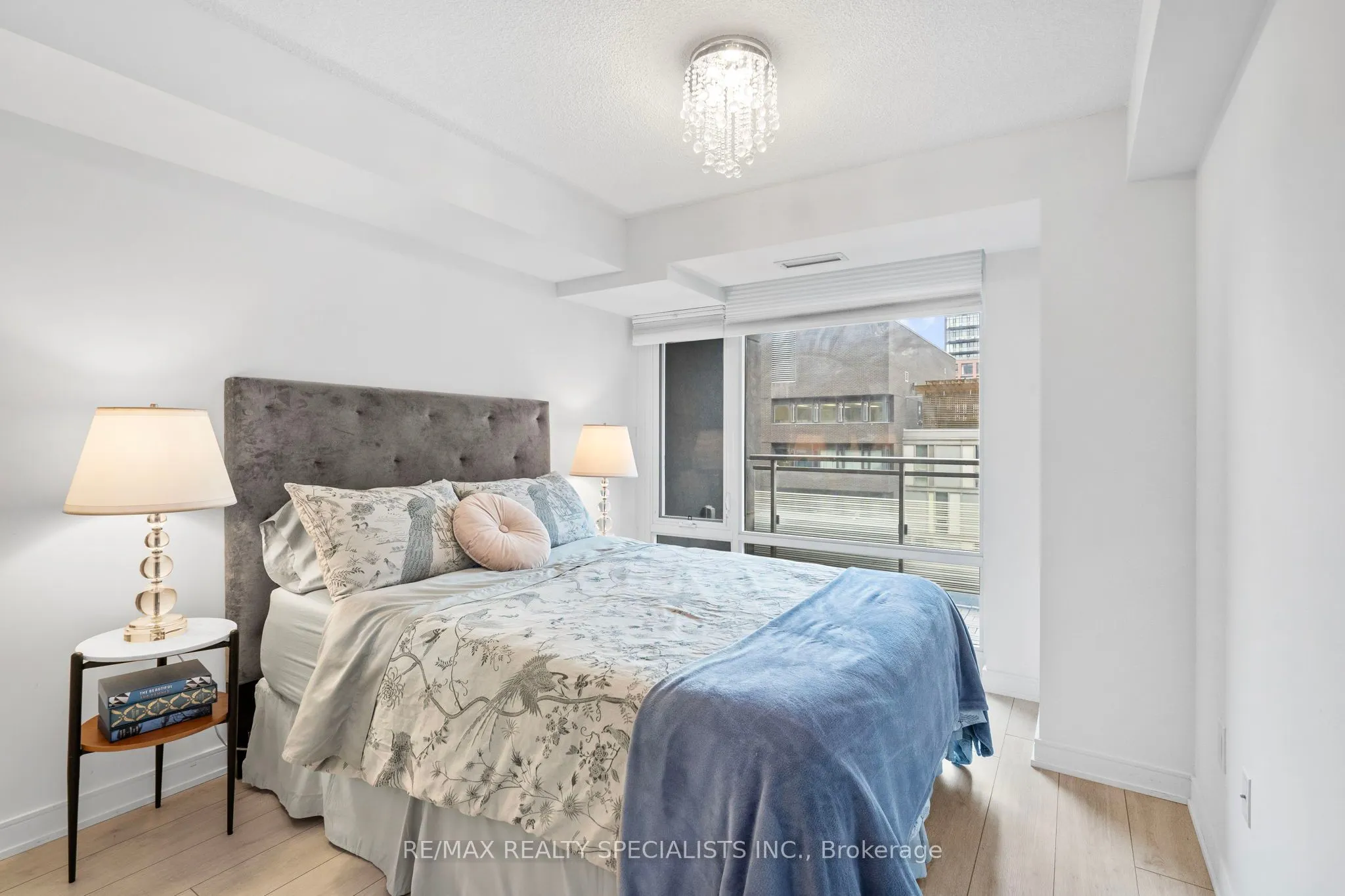 525 Adelaide Street W