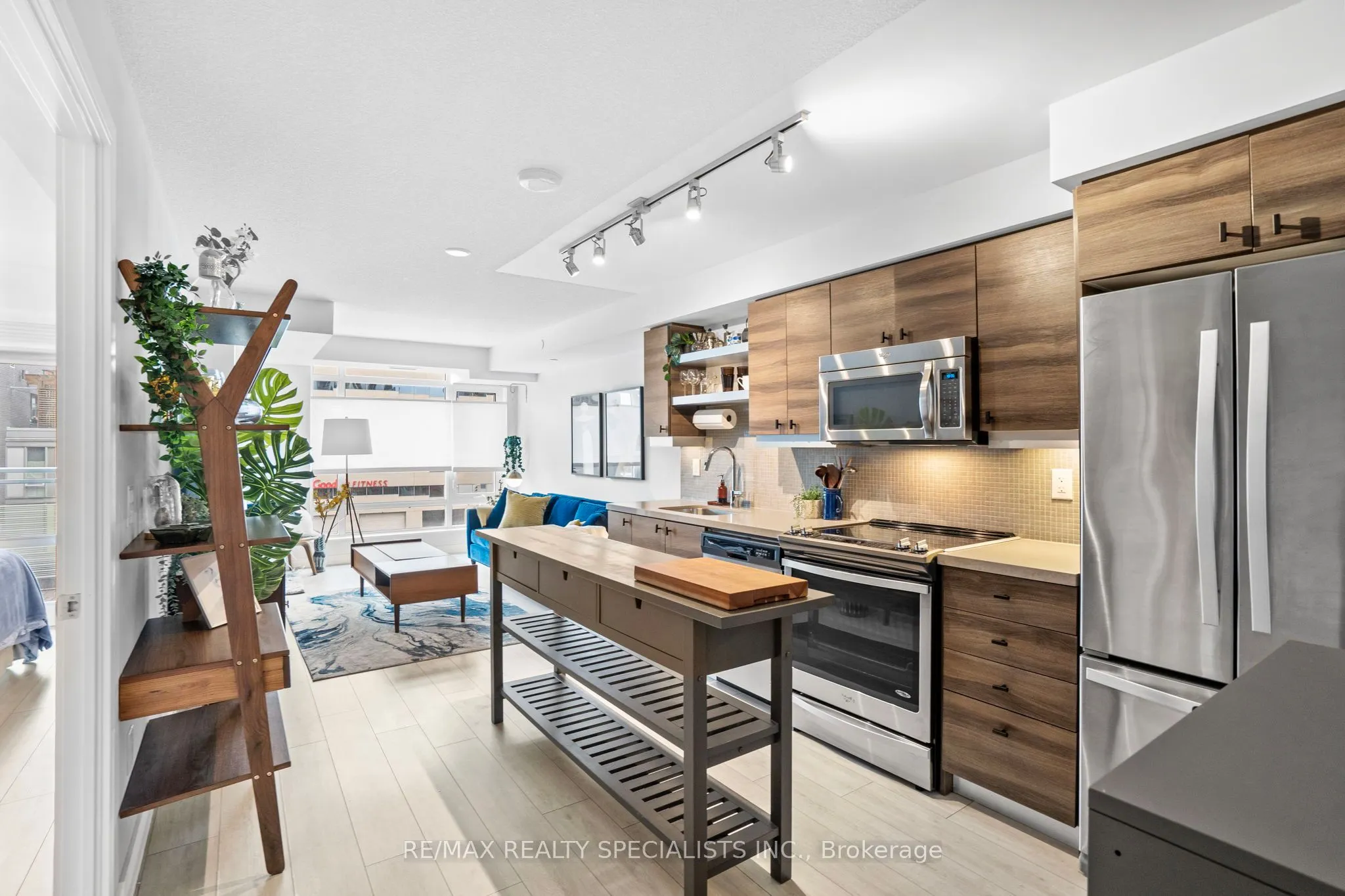 525 Adelaide Street W