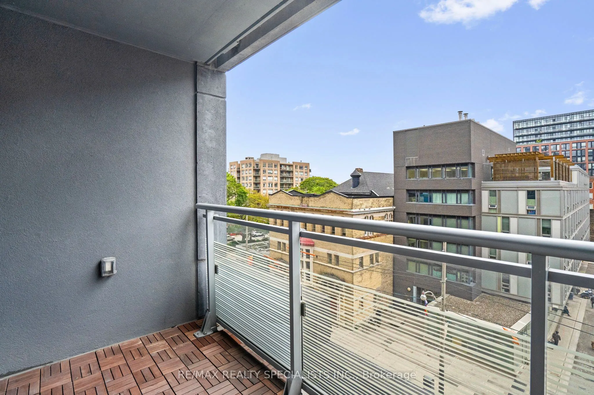 525 Adelaide Street W