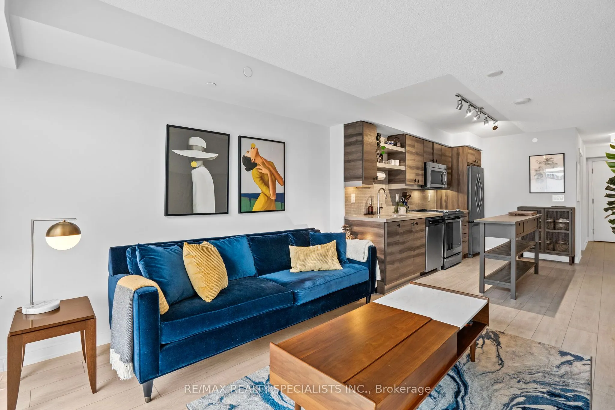 525 Adelaide Street W