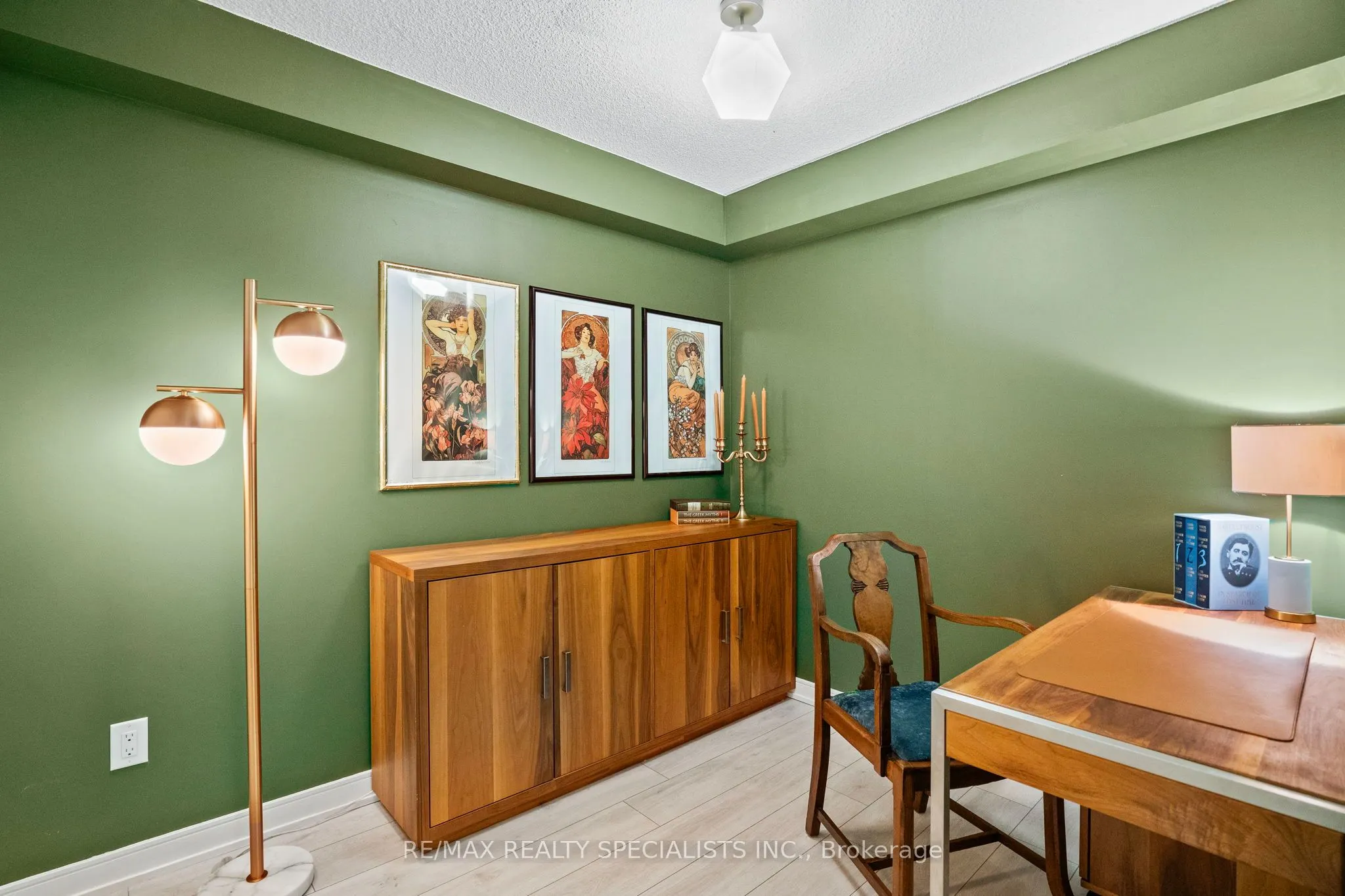 525 Adelaide Street W
