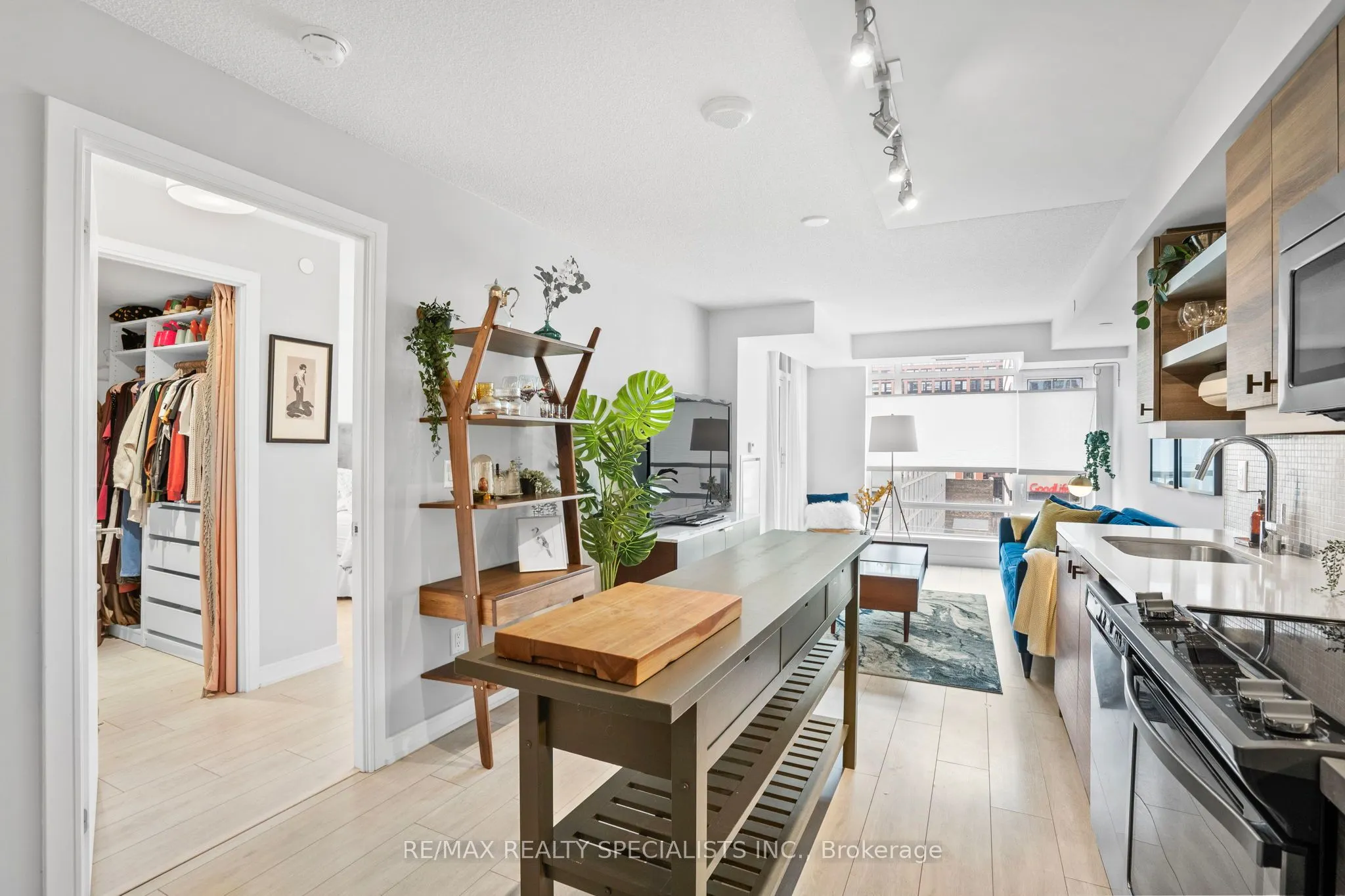 525 Adelaide Street W