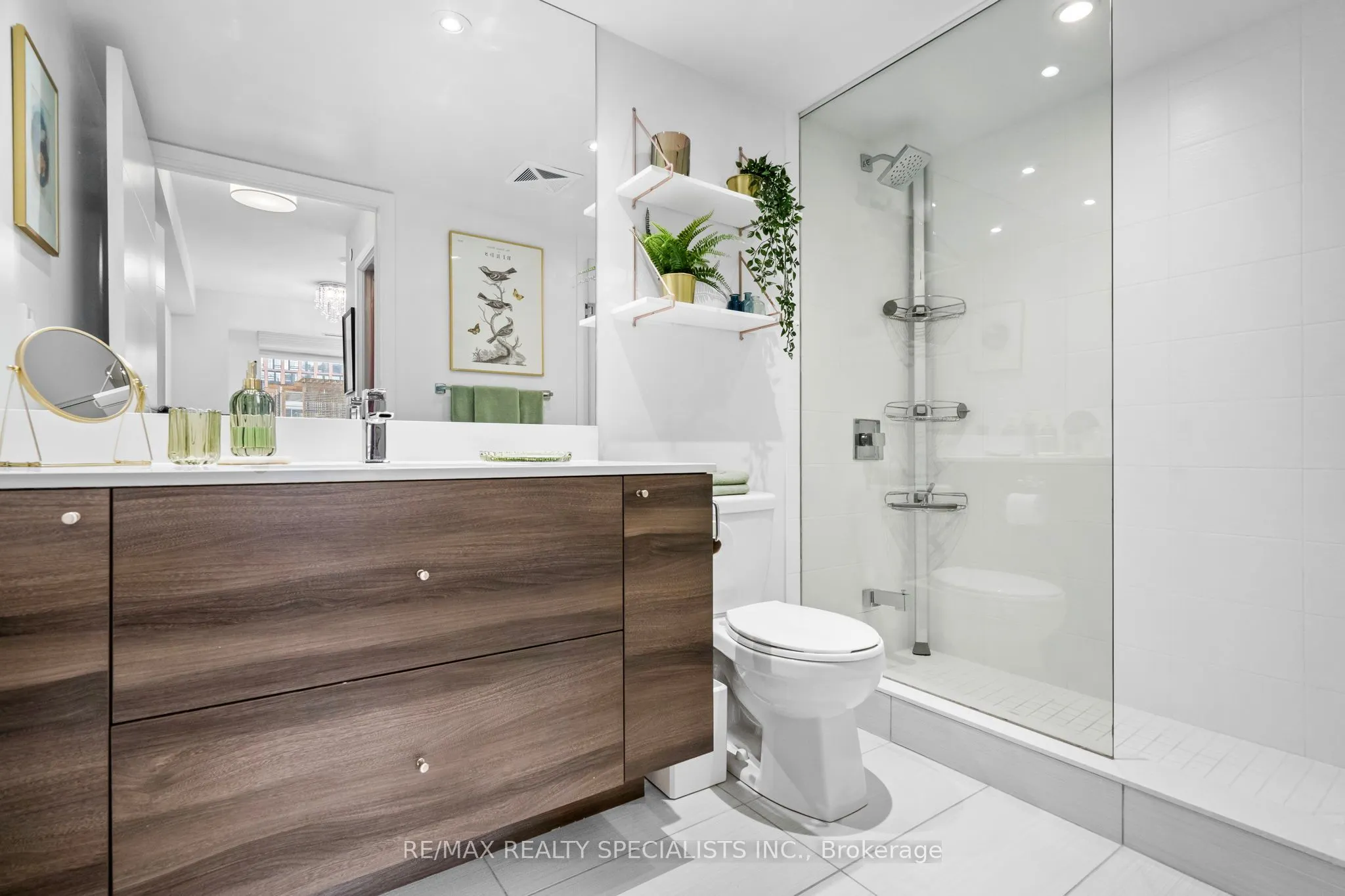 525 Adelaide Street W