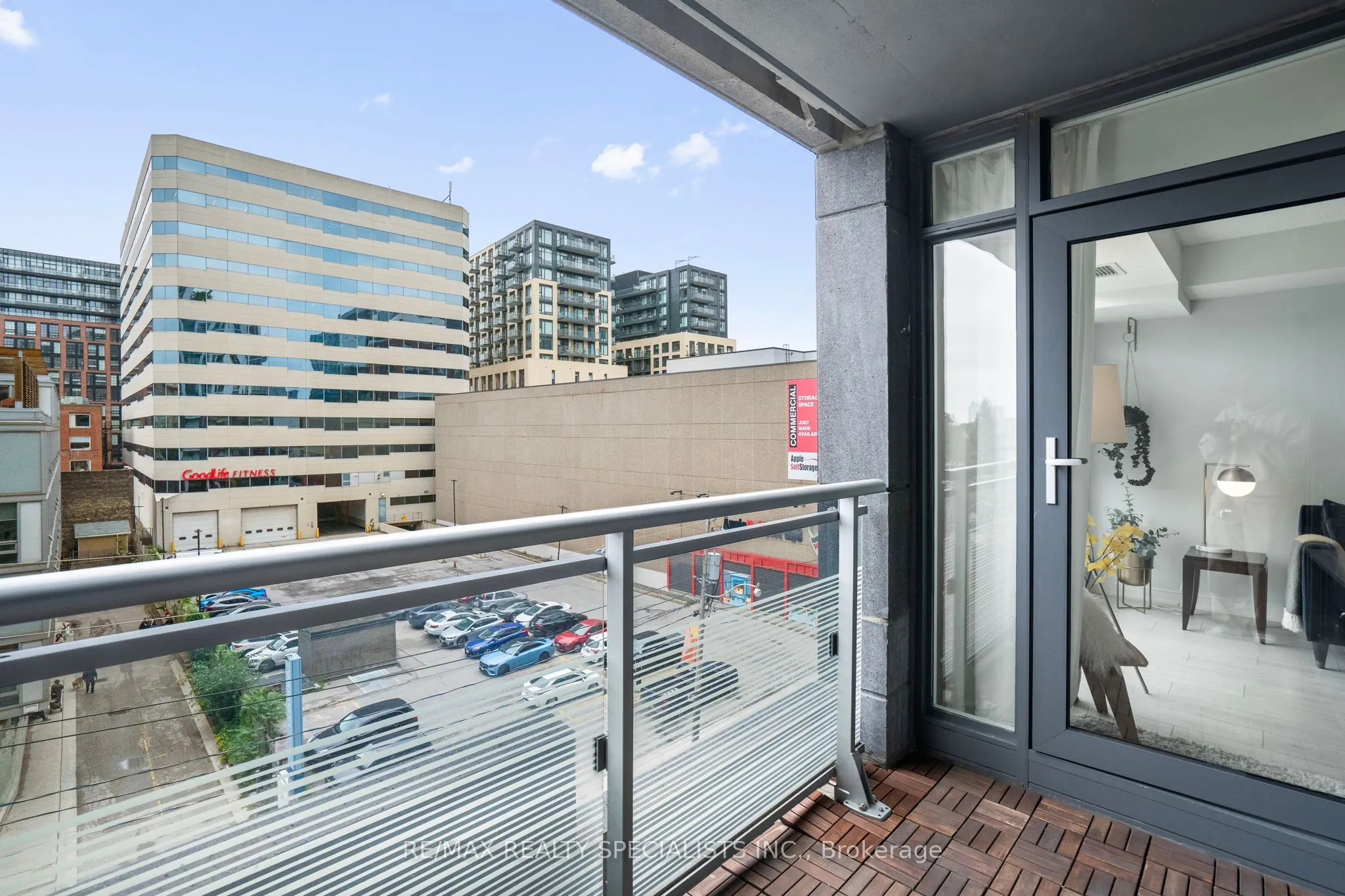 525 Adelaide Street W