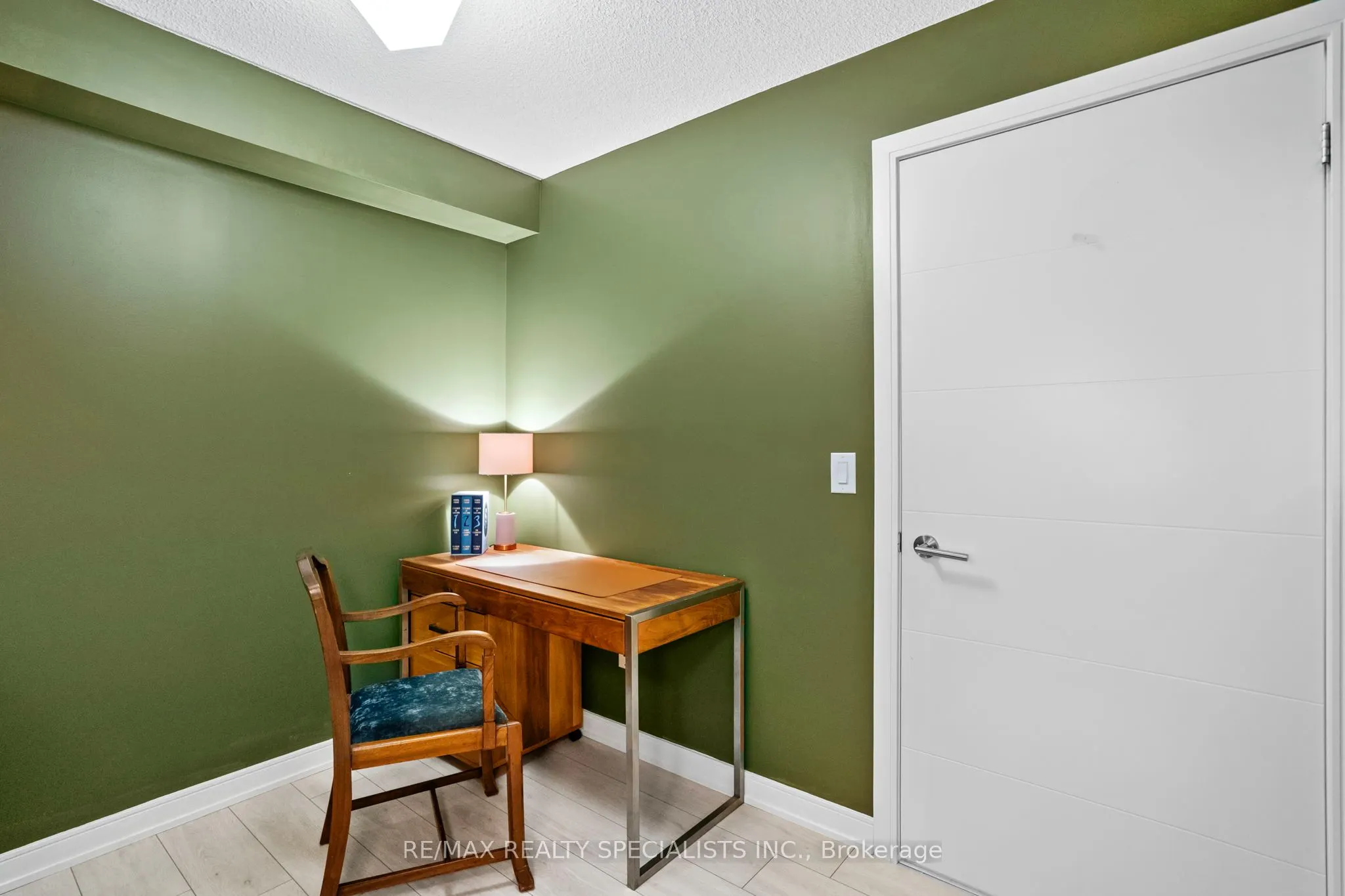 525 Adelaide Street W