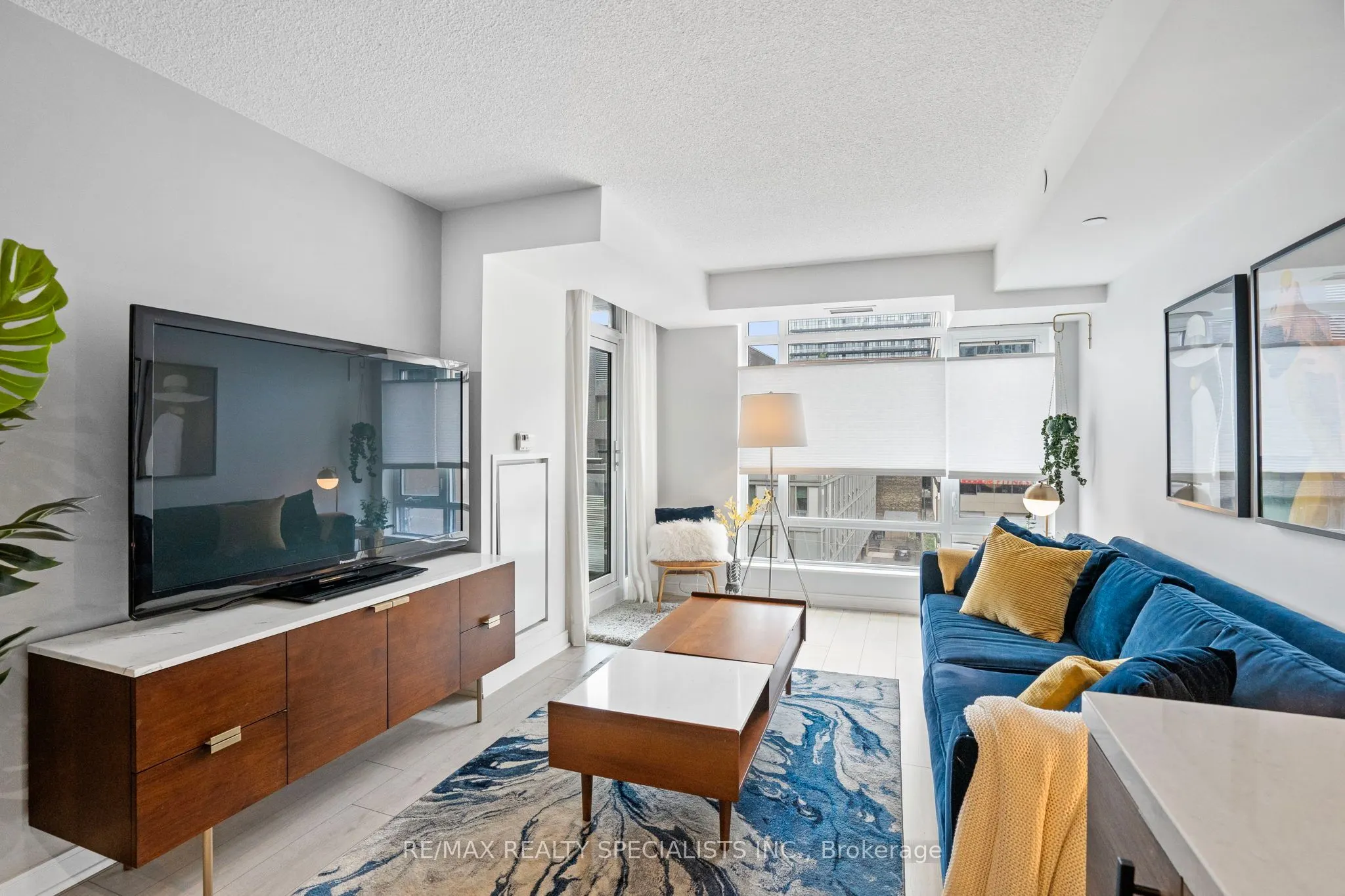 525 Adelaide Street W