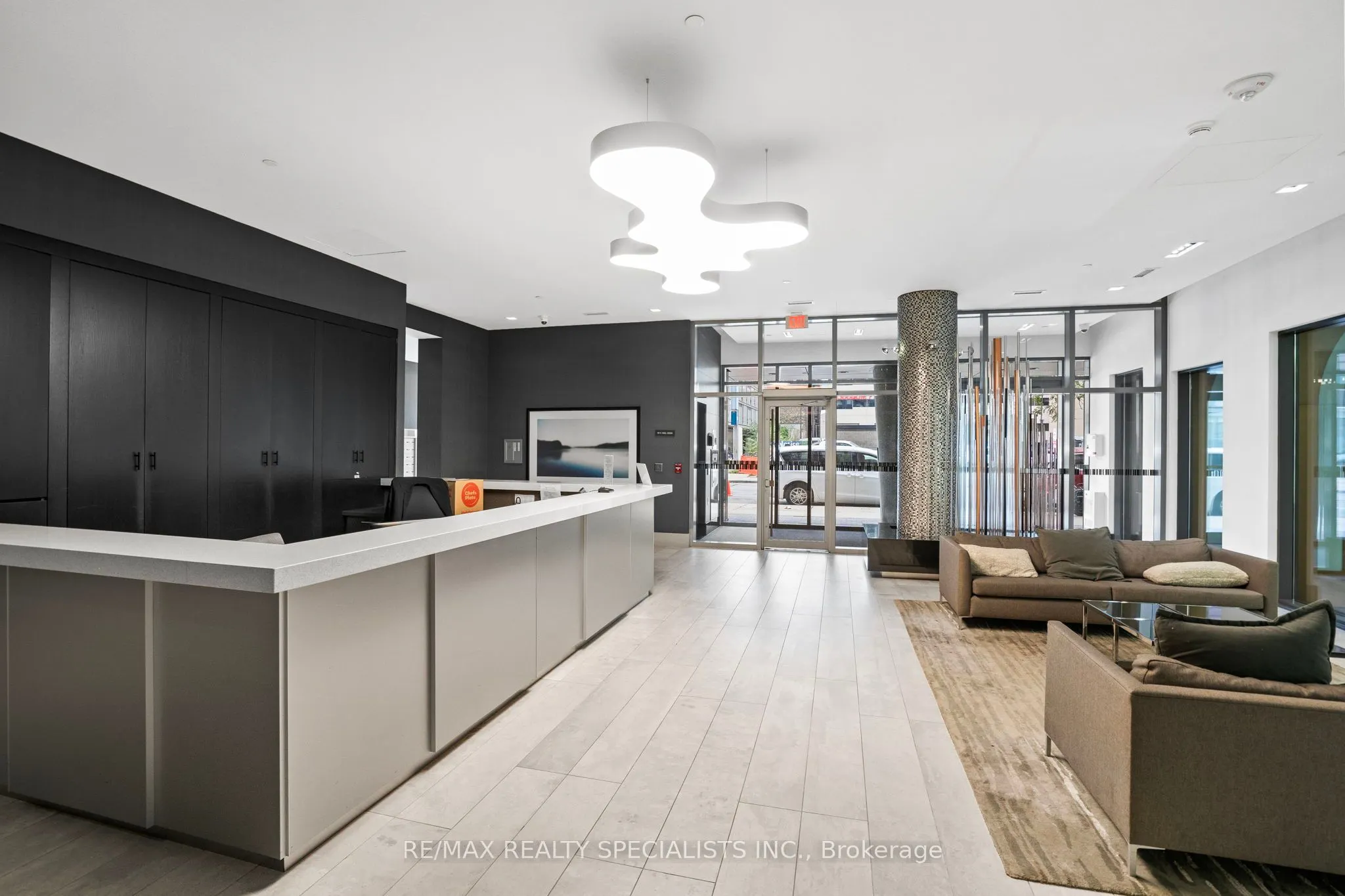 525 Adelaide Street W