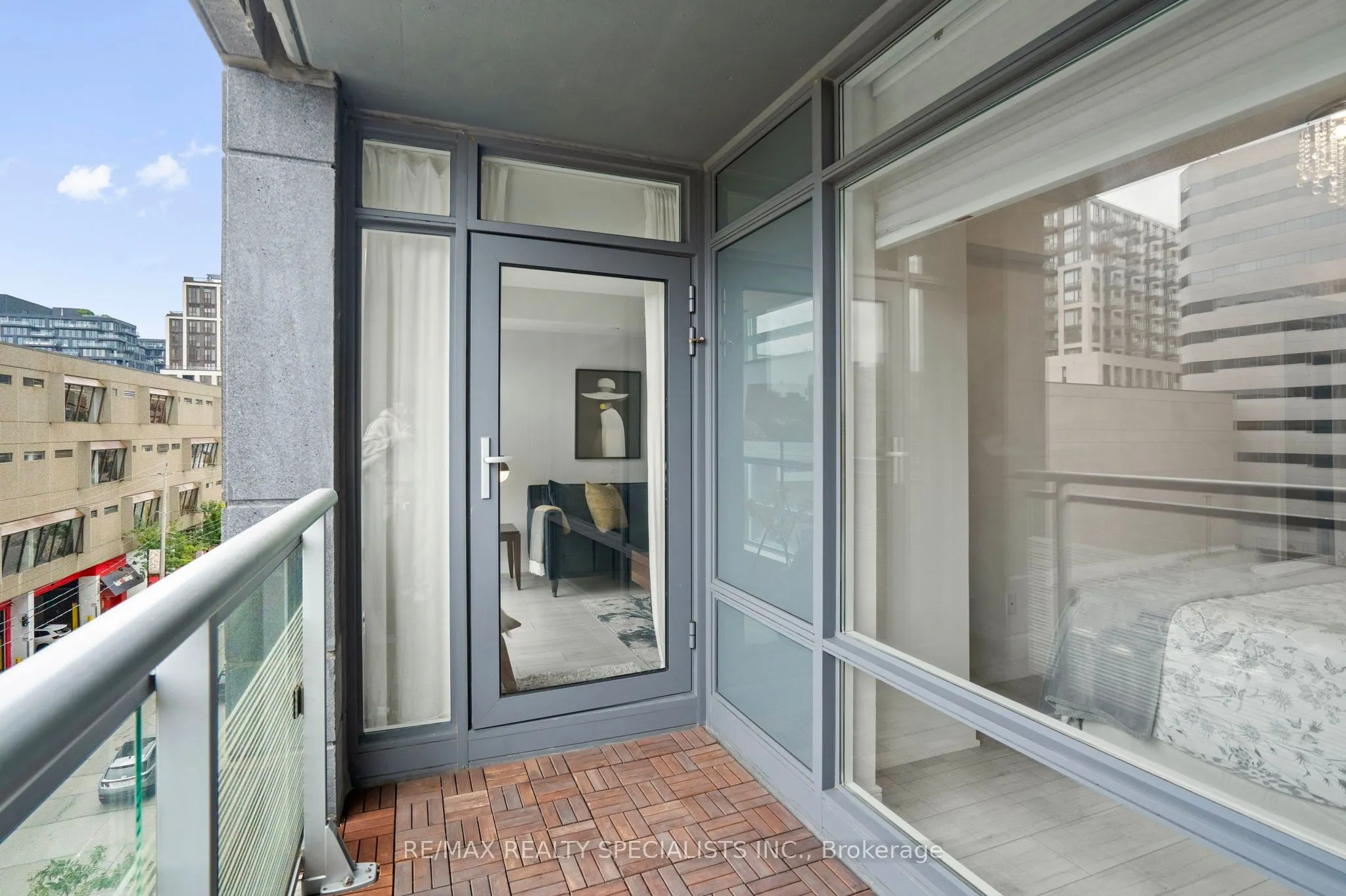 525 Adelaide Street W