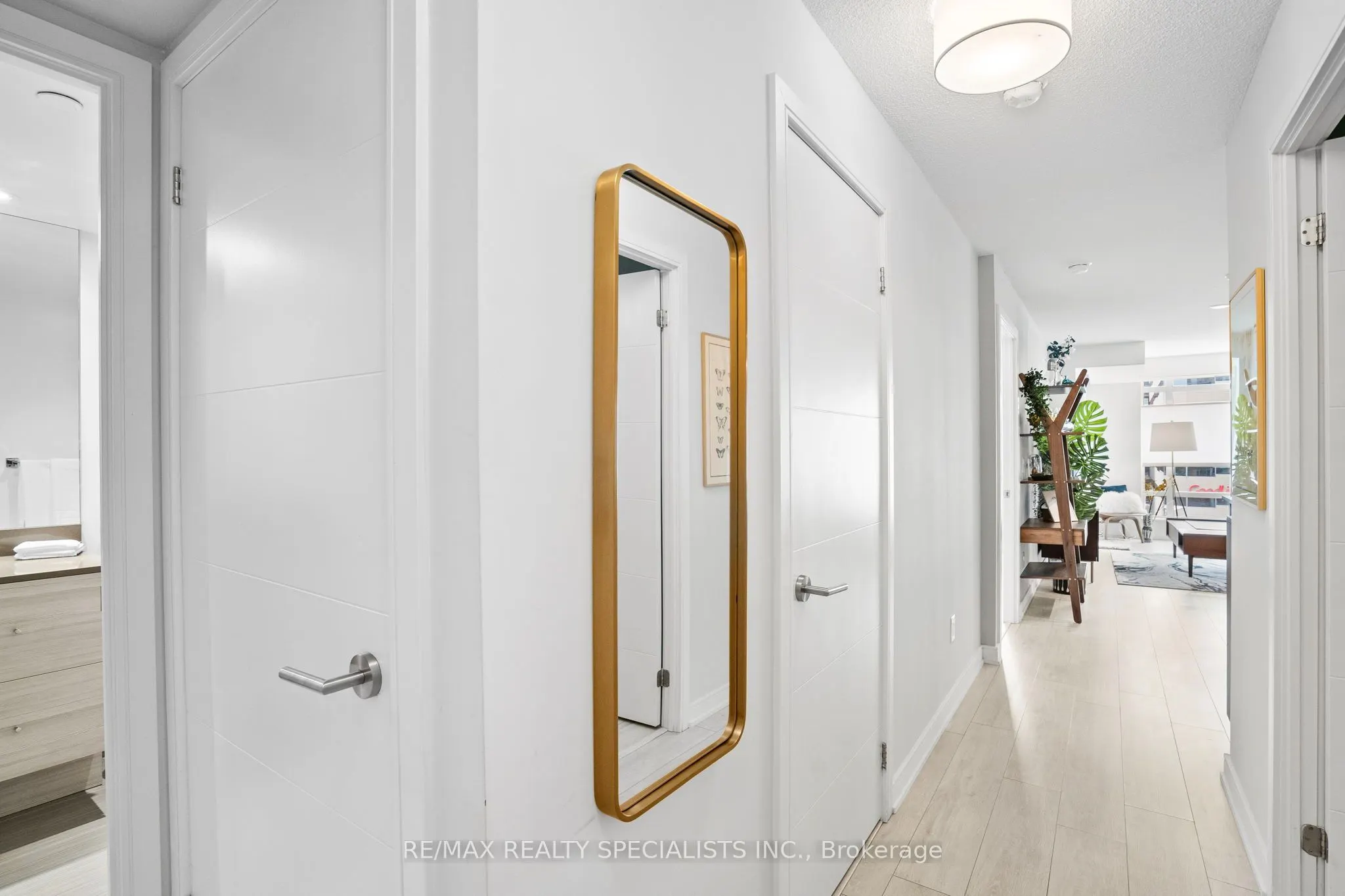 525 Adelaide Street W
