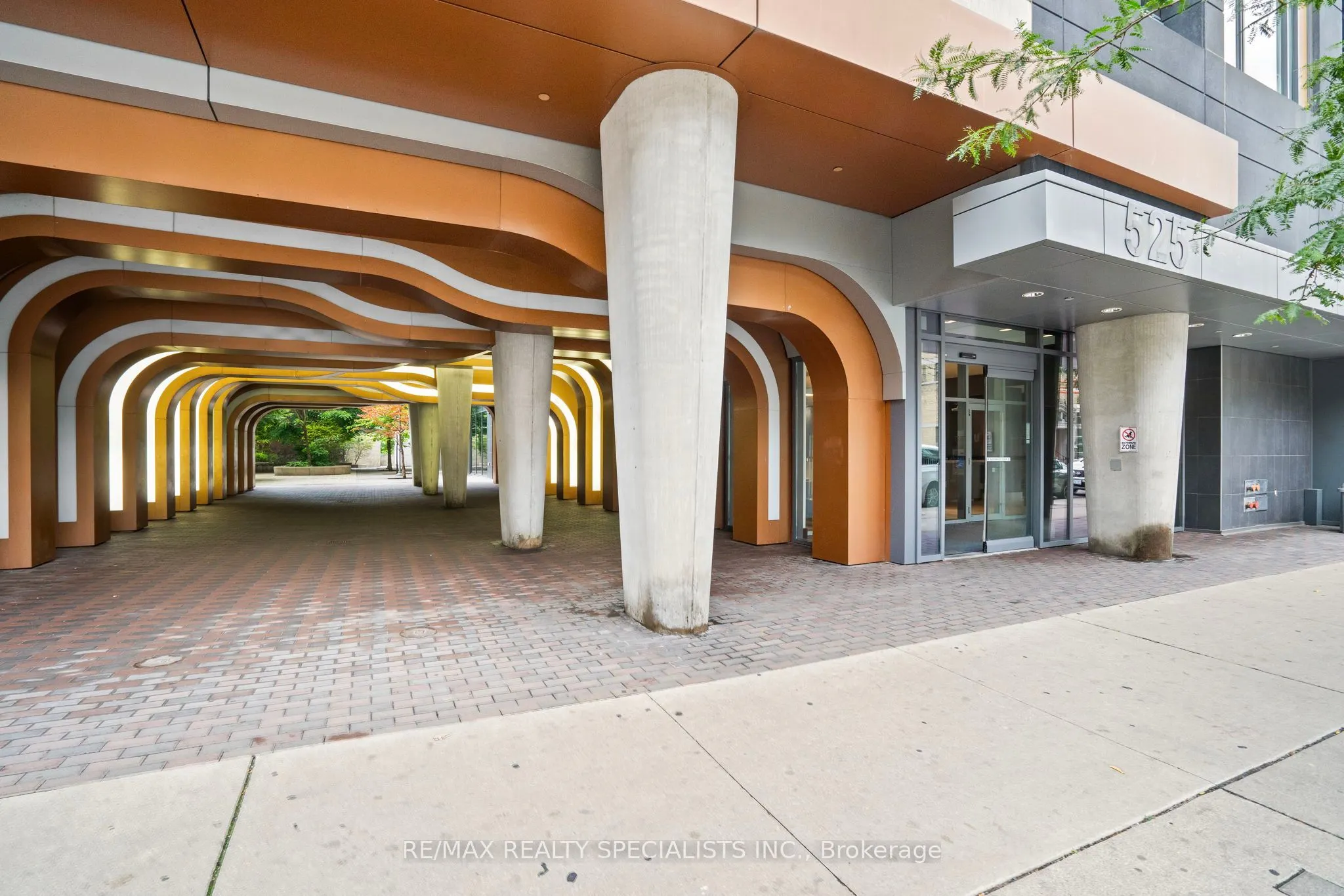 525 Adelaide Street W