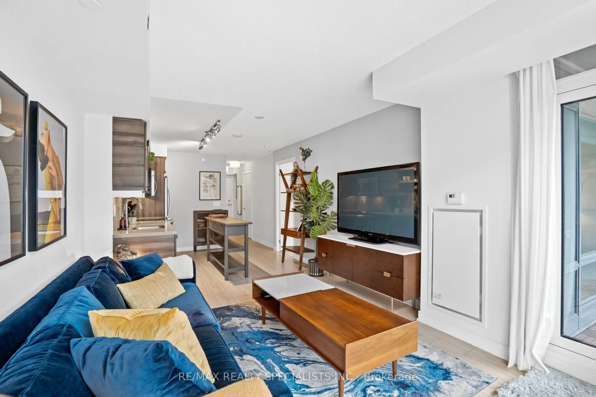 525 Adelaide Street W